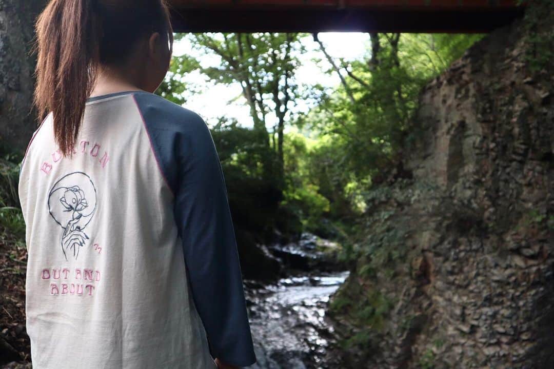 今井胡桃のインスタグラム：「🌹🖤🍃  #burton #burtonjapan」