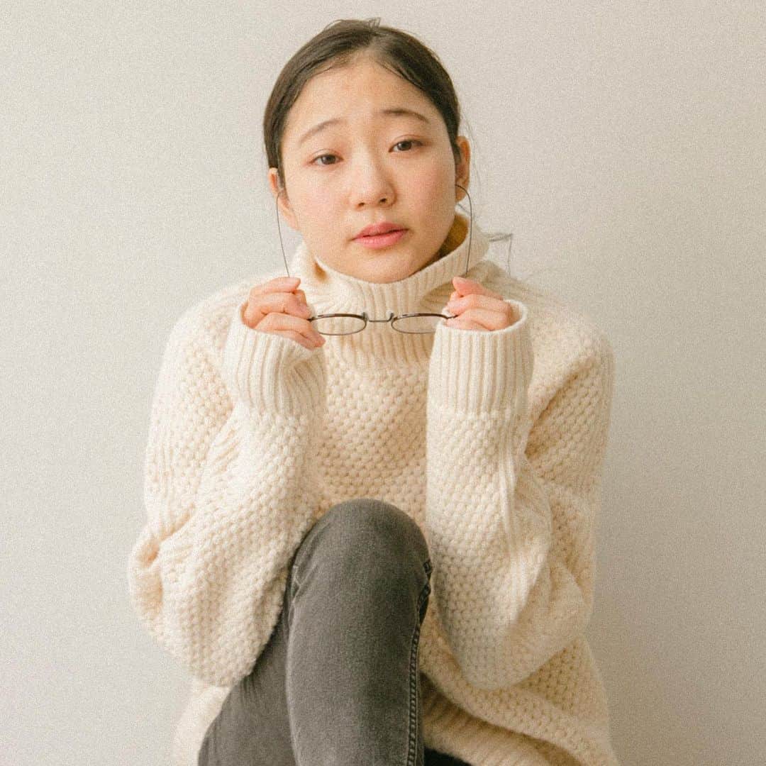 斎藤なりさんのインスタグラム写真 - (斎藤なりInstagram)「マスク生活だから眼鏡曇ってしまってかけられないかけられない🪐  #となりのラジオ」8月16日 21時39分 - nari_eye