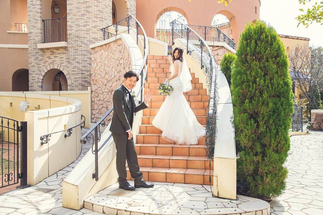 ヴィラデマリアージュさいたまのインスタグラム：「南フランス結婚式の街﻿ ﻿  おふたりの特別な一日が 時を重ねるたびに家族や友人と振り返りたくなる そして祝福してもらった喜びや感謝の想いが 色褪せることなくよみがえる  Bon Mariages!﻿ ﻿ ﻿ ﻿ ﻿ ブライダルフェアのご予約は﻿ InstagramのDM・プロフィール欄URLヴィラデマリアージュの公式ホームページにて﻿ ﻿ ﻿ ﻿ ﻿ #villasdesmariages#ヴィラデマリアージュ#ヴィラデマリアージュさいたま#結婚式レポート#結婚式場#ウェディング#wedding#ブライダルフェア ﻿ #式場見学#大宮結婚式場#結婚式場探し#式場探し#南フランス#コンセプトウェディング#プレ花嫁#プレ花嫁準備#プレ花嫁さんと繋がりたい#卒花嫁#卒花嫁レポ#卒花嫁さんと繋がりたい#さいたま#さいたま結婚式場#maisondeblanche_saitama」