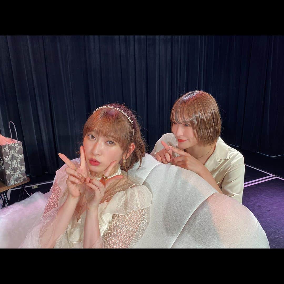 のインスタグラム：「﻿ あかりさん卒業発表お疲れ様でした☺️﻿ ﻿ とってもキラキラ輝いていて発表している姿かっこよかったです😌﻿ ﻿ ﻿ あかりさんにはここでは伝えきれないほど沢山沢山助けていただきました。﻿ ﻿ キャプテン就任のお話をいただいた時や、その後考える時間をくださった期間、いざ発表する！って時も側にいて背中を押してくれたのはあかりさんでした。﻿ ﻿ 思うようにいかなくて悩んでいたら声をかけてくれて、何度もご飯に連れてってくださり話を聞いてくれて、アドバイスもいっぱいいただいて、、、助けていただいてばかりです🥺﻿ ﻿ ﻿ アイドル活動とYouTube活動同時にやっていて、自分のことだけでも大変で忙しいはずなのに、周りのことを常に気にかけてくださって、お仕事で疲れていてもメンバーをご飯に連れて行っては相談に乗ってくださったり、メンバー1人1人のことをちゃんと見てくれてて、チャンスの場を作れないかと考えてくれたり、グループのために今何ができるかということを優先に考えてくださります。今日のイベントもメンバー、グループのことを考えてくれて、最後まで私達のことを考えてくださって本当に感謝しかないです。﻿ ﻿ ﻿ ﻿ 何でもいいからとにかく何か継続してやってみる、自ら動くことで活動の幅を広げることが出来るってことをあかりさんを見て学びました。﻿ ﻿ 頑張ったら頑張った分だけ結果に出るんだ、無駄な努力ってないんだって思います。﻿ ﻿ ﻿ ﻿ だから私も見習って頑張ります。﻿ ﻿ ﻿ ﻿ 有名になるんだーーーーーー😭👊﻿ ﻿ ﻿ ﻿ ﻿ ﻿ ﻿ NMB48が更に勢いづけるようにあかりさんと一緒に活動できる残りの時間でもっと色んなことを吸収します！そして沢山沢山支えていただき助けていただいた分恩返しをしていきたいです！﻿ ﻿ ﻿ ﻿ ﻿ 改めて、、﻿ ﻿ お誕生日おめでとうございます㊗﻿ そして卒業発表お疲れ様でした！﻿ ﻿ ﻿ ﻿ #吉田朱里 #nmb48」