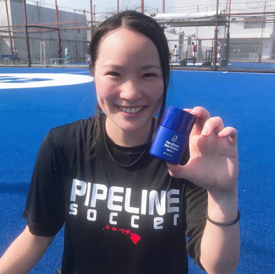 和田奈央子のインスタグラム：「. . モータースポーツ界の潤滑油メーカー、和光ケミカルさんが展開しているブランドの Aggressive Designさんの日焼け止め💫  アスリート専用に作られており、ウォータープルーフなのにベタつかないテクスチャーでサラッと塗れるのが驚きです😳 私は日焼けによる疲労感や、そもそも日焼けの感覚が苦手で、なるべく日焼けしたくないのですが、サッカーをしているとそういうわけにはいかず。 試合の日は、アップ前、試合前、ハーフタイムと何度も塗り直していました。 また、ウォータープルーフのものだと顔が真っ白になってしまいます。 そんな悩みを全て解決してくれたのがこの日焼け止めでした。 夏場にサッカーをして塗り直しなしで最後まで落ちていない感覚は初めてでした😳 汗で落ちてしまう、ベタベタしていて日焼け止めが苦手、白浮きするなど、日焼け止めにお困りの方は是非これを試してみてください🤲 日焼け止めを使った後は、専用のクレンジングオイルで落としてください😌 紫外線に負けず夏を思いっきり楽しみましょう🌺🌻🌊  ○ 保湿クリーム #Urthr ○虫除けスプレー #Talos ○リップ用の日焼け止め #Hemere  もあります😊  @aggressive_design.official 👀  #アグレッシブデザイン #aggressivedesign #和光ケミカル #ワコーズ #wakos #トップアスリートサンプロテクトファイター #日焼け止め #保湿クリーム #虫除けスプレー #リップ用日焼け止め」