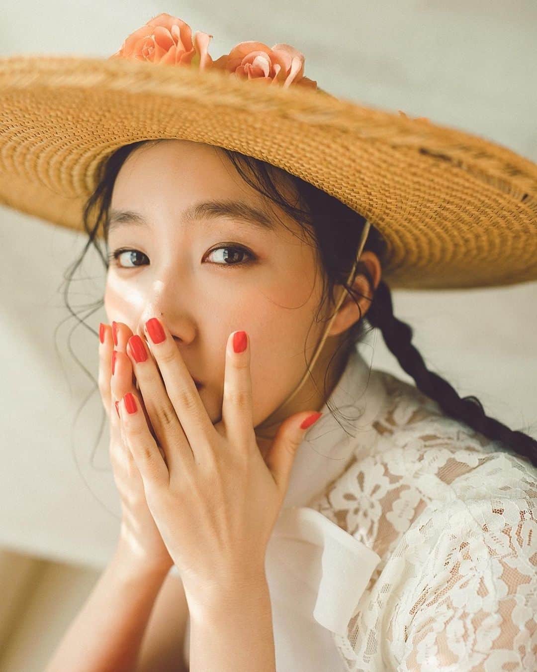 赤坂由梨のインスタグラム：「ㅤㅤㅤㅤㅤㅤ  📷 👗@petitbebepencil ㅤㅤㅤ 💄 @y.tomo_mi  ㅤㅤㅤ  おさげと麦わら帽子 髪の量が少ないから結んでいくとどんどん細くなる 笑 小中高の髪型は基本１つ三つ編みだったけど、 何か行事があるときはおさげでした🐏ㅤㅤㅤ」