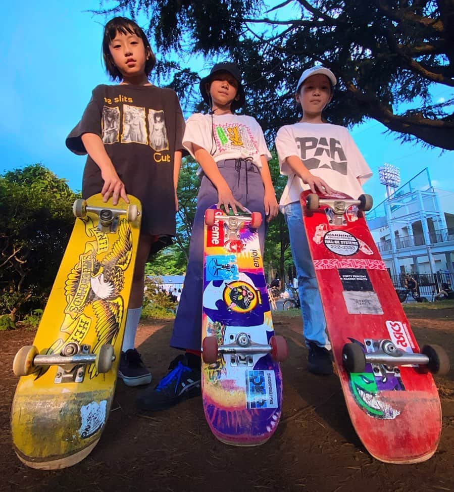 DJ DARUMAのインスタグラム：「🛹 どんなにヨロけても乗ればメイクはメイク。 常に自分自身そして恐怖心と向き合い''達成感''と ''自己肯定感''を繰り返すスケートボードは子供達の 心の発育にも良いなと感じています。どうか安全に。」