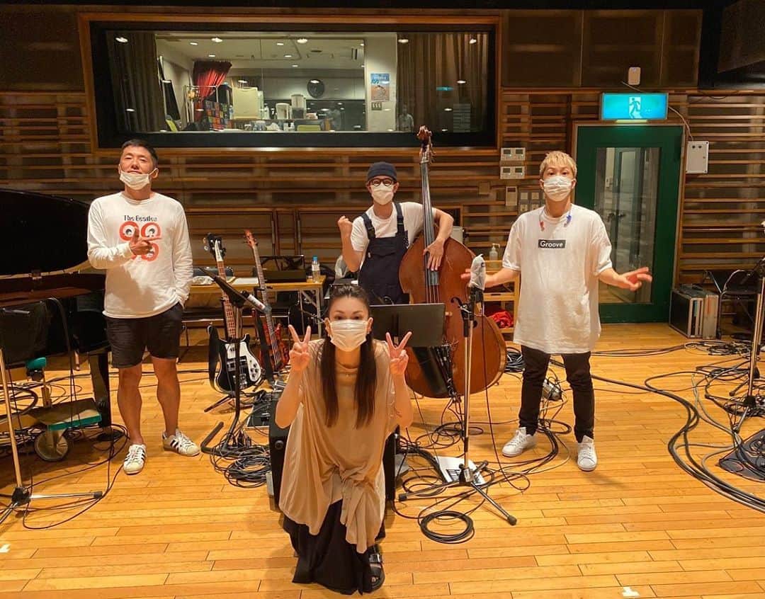 小柳ゆきのインスタグラム：「リハ終了です 久しぶりのこの感じ🤩 とっても楽しいですよ😊  Pf.櫻井大介　さん Ba.鳥越啓介　さん Dr.髭白健　さん  の皆さんでお届けします！ . . ではとうとうやって参りました。 SNSネタの極めて少ないカウントダウンも本日で最後です。 じゃいきます  生配信ライブまであと〜 ‼️1日‼️ きゃー  http://eplus.jp/yuki-k-st/  #小柳ゆき #配信ライブ」