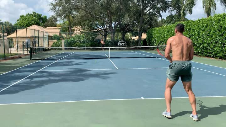 コートニー・ダフスのインスタグラム：「One of the few points I won so I had to post it! @theawardd 🤪😂」