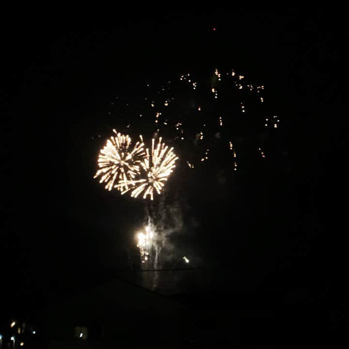 のインスタグラム：「急に家の前で花火があがる... 七里の花火🎇 Summer fireworks in Japan #fireworks #花火 #shichirigahama #七里ヶ浜」