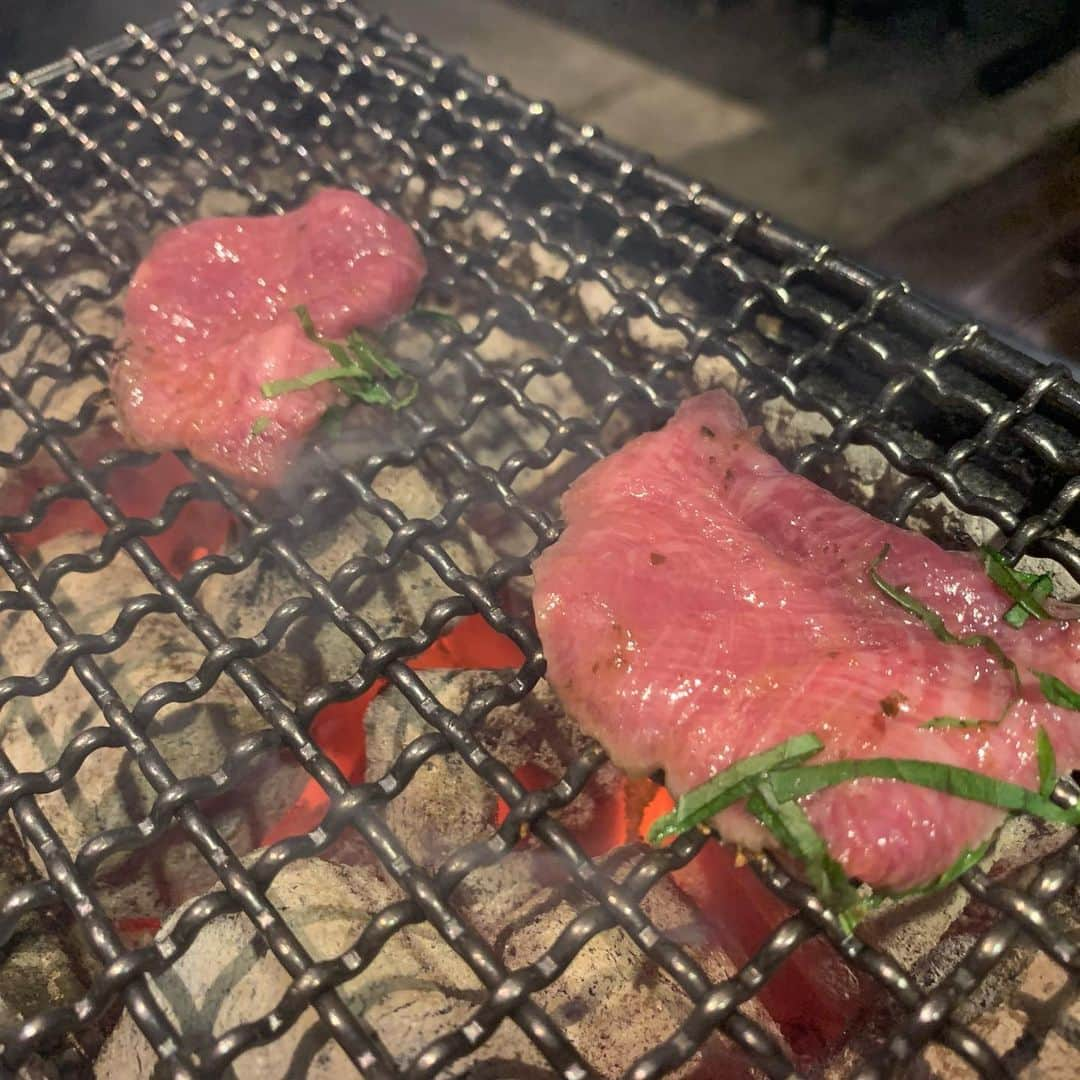 戸田めぐみのインスタグラム：「#キタエリオンライン を観ながら肉を食べてました。もちろんタン塩です。 キタエリさんお誕生日おめでとうございます！！❤️💜❤️💜  #焼肉 #ひとり焼肉  #タン塩」