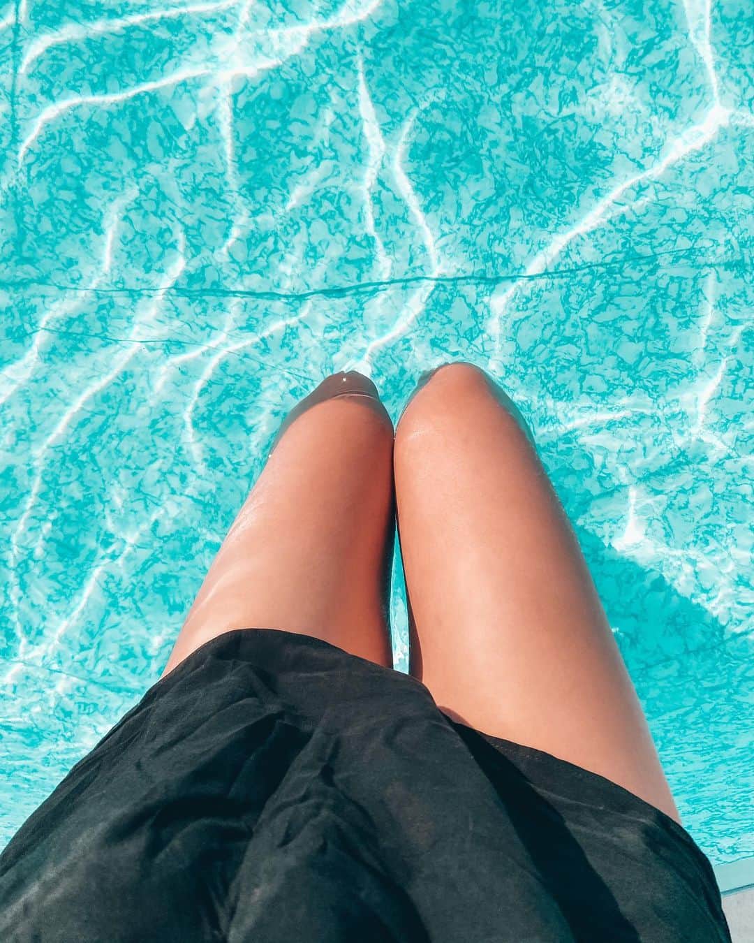 アガタ・クリゲルのインスタグラム：「Dawno nic nie dodawałam, więc.... Legs or hotdogs? 🤓 Jeszcze tylko Aperolek w łapkę i będzie ideolo! 😎 I jeszcze @kendixok na miejscu by się przydał... 🤔 #summer #home #legs #polishgirl #polskadziewczyna #pool #pogniecionakoszulkawdomusienieliczy #vscocam #vsco」