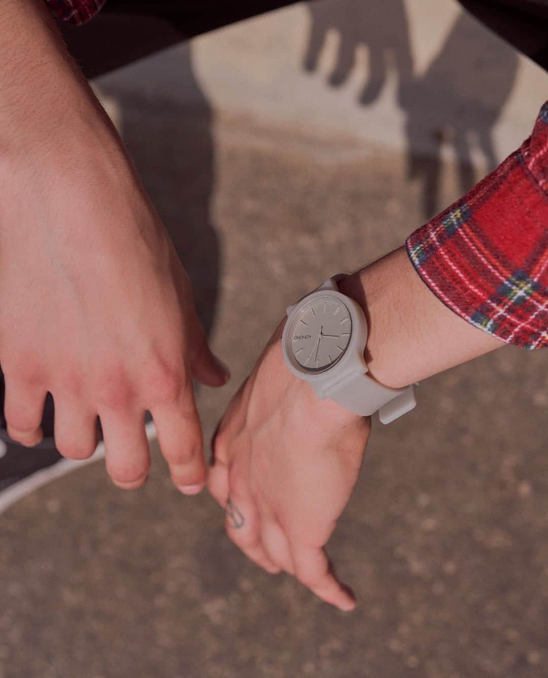 のインスタグラム：「Meet the Mono Dove 🕊️⁠⠀⁠ ⠀⁠ ⠀⁠ #sunglasses #watch #summerready #spring #summer #californiaadventure #palmtrees #summercollection #venicebeach #losangelescity #summervibes #venicecalifornia #youngster #ride #free #young #journey #sunglasses #fashion #komono」