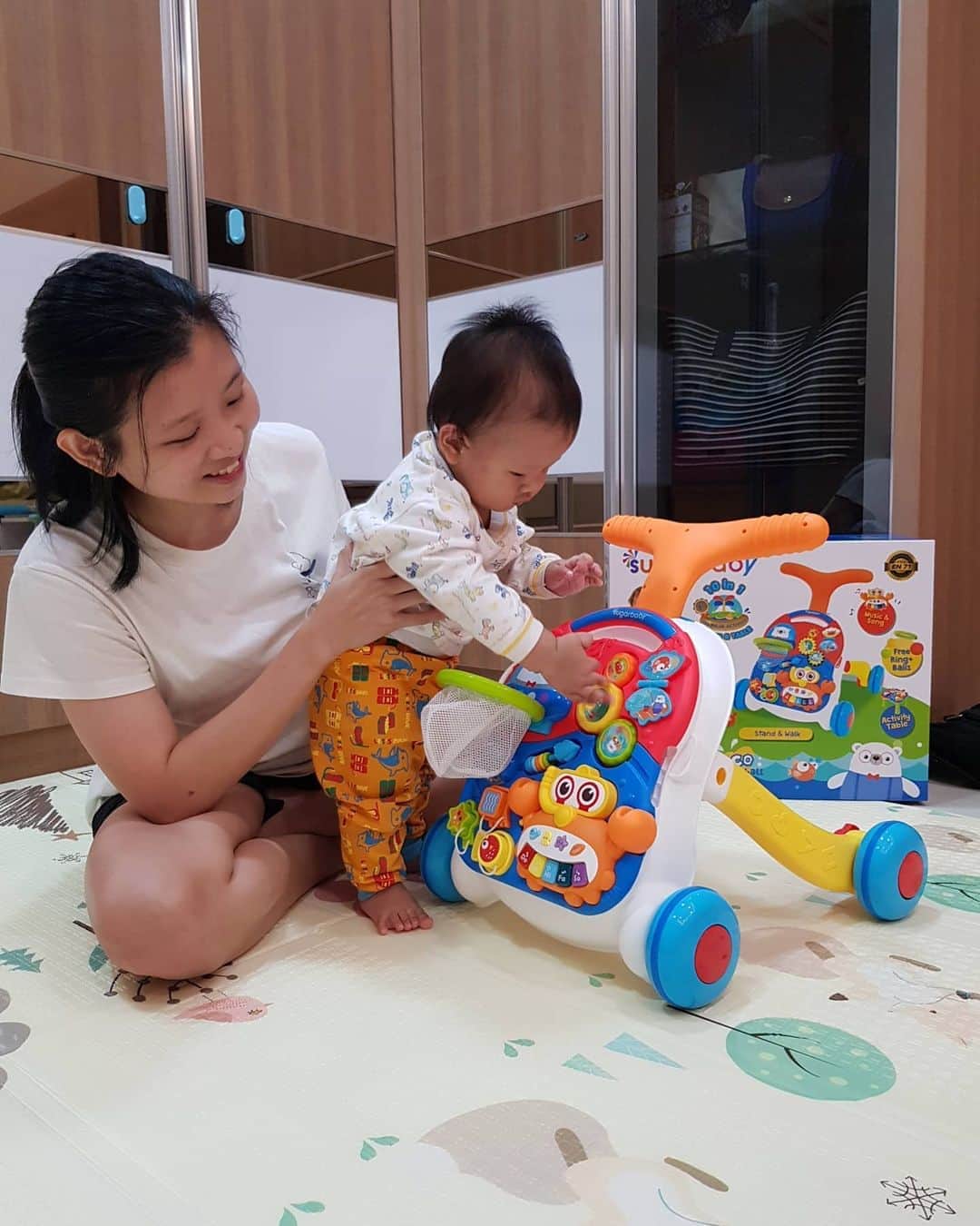 デビー・スサントのインスタグラム：「Nih dia yang di tunggu tunggu 10 in 1 premium activity walker & table! Sejak ada ini bangun tidur yang di cari bukan mama lagi tapi mainan barunya si mikha ❤ mama pun super happy karena ini bener2 multifungsi banget 😍 10 in 1 yang bikin anak banyak belajar dari bentuk warna serta bunyi. Bahan juga oke banget dan ngak perlu di ragukan lagi, bisa di pakai 3 opsi kalo menurut aku pertama push walker yang ada lock untuk rodanya,jadi aman banget untuk baby yg baru belajar berdiri ataupun belajar jalan 👍 kedua bisa jadi meja untuk main dan ketiga bisa di jadikan seperti papan main yang bisa di copot dan di bawa kemana mana. Jadi bukan baby nya aja yg seneng tapi mama nya juga super happy kalo gini 🤭 Nah yang nanya sugar baby walker ini beli dimana? Ini uda bisa di beli di shopee dan di baby shop terdekat ya! Jadi tunggu apa lagi ❤  #sugarbabypremiumwalker #babywalker」