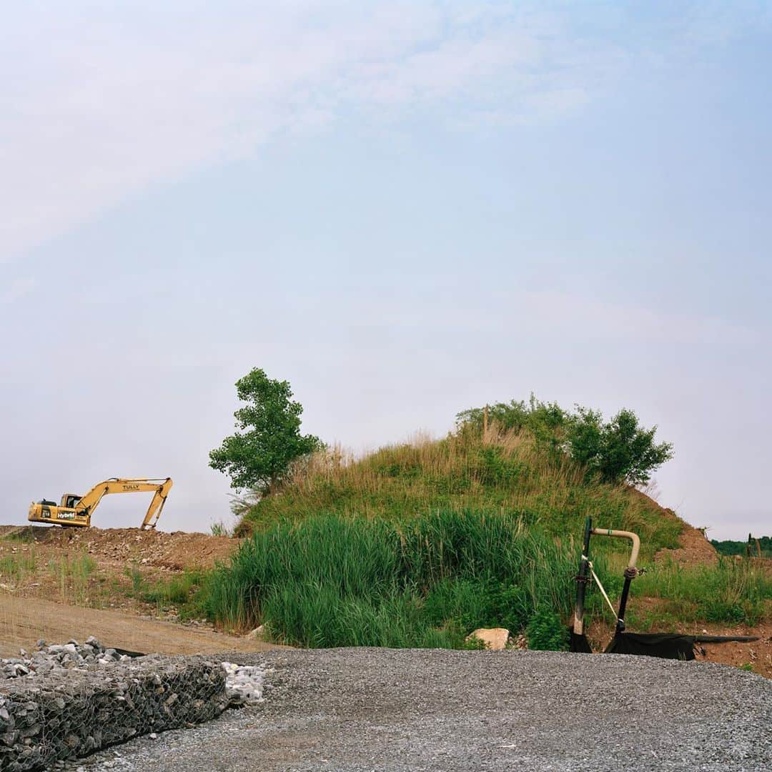 ニューヨーク・タイムズさんのインスタグラム写真 - (ニューヨーク・タイムズInstagram)「How did the world’s largest garbage dump evolve into a green oasis?   A little less than 2 decades ago, the last steaming load of garbage arrived at Fresh Kills Landfill on Staten Island. Mayor Rudolph Giuliani was on the site at the time, standing among garbage hills 200 feet tall, alongside Staten Island’s borough president, Guy Molinari, and Gov. George Pataki — 3 Republicans who had worked together to close the dump that Molinari’s father first protested when it opened in 1948. The voters of Staten Island would later rally around Michael Bloomberg, who promised to trade their dump for a park.   Today, Fresh Kills has been rebranded as Freshkills, and the park that is now at the site of the old dump is poised to accept visitors: The North Park will open in spring 2021, and the rest by 2036.   As conceived by James Corner Field Operations, the landscape architects responsible for the High Line, the idea was not just to build a park but to reimagine the idea of park. If Frederick Law Olmsted’s Central Park was the work of a static, pastoral painter, then Corner and his team were less artists than restoration biologists, jump-starting a framework and leaving the ecology of the site itself to finish things up.   In short? Bury the trash, plant some grass and do nothing for 20 years.   “You start with nothing, and you grow,” Corner said. “You take a very sterile or inert foundation and move something in. It’s like lichen. They quickly grow and die, grow and die, creating a rich soil that something else can grow onto. And that’s how ecosystems grow.”   Tap the link in our bio to read more from Robert Sullivan on how 150 million tons of garbage was transformed into this tranquil park. Photos by @j_doskow」8月16日 22時10分 - nytimes