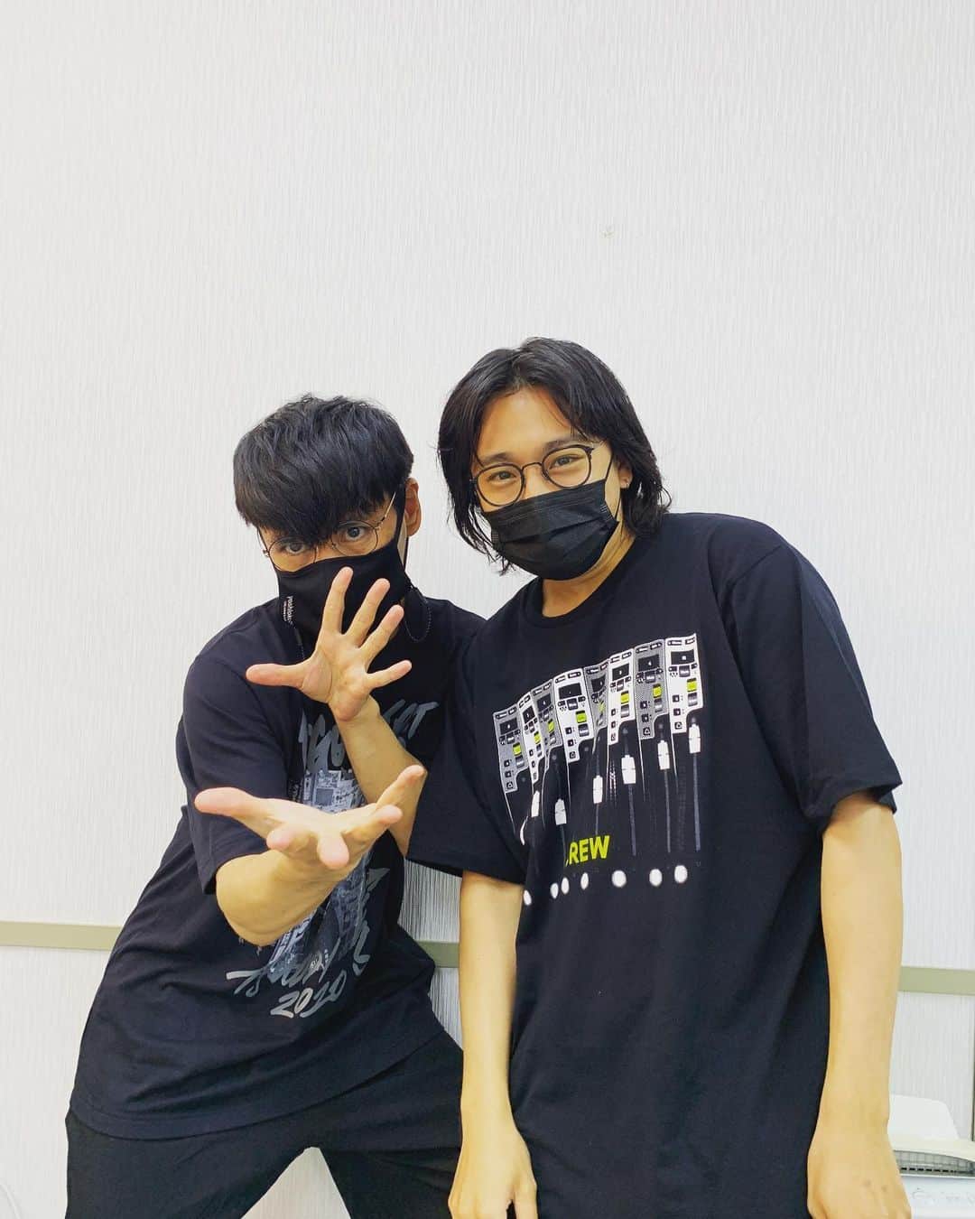 のインスタグラム：「この二日間。「SAKANAQUARIUM 光 ONLINE」に一曲だけ出演してきました。 とんでもなく刺激的な経験で、改めて俺らは俺らの宝島を見つけようと思った。22日の配信ライブ、俺らも頑張るのだ。！ #sakanaction」