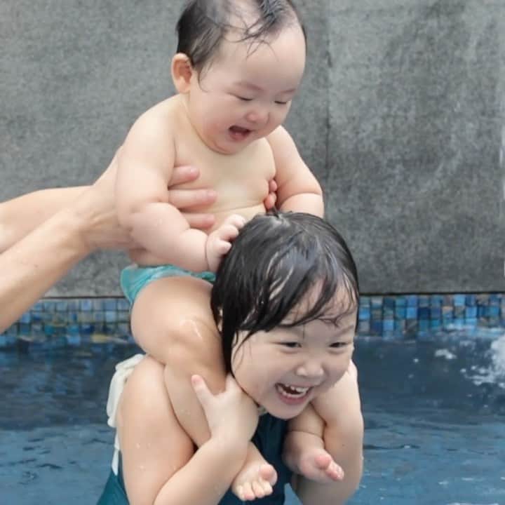 MOMOツインズのインスタグラム：「My water babies 💦  They swim a few times a week and regular chlorine exposure can really dry out their hair.    It’s hard to come by a good natural kids conditioner. We have been using @originalsproutsg shampoo, conditioner and detangler for a while now and it works wonders on their crazy hair 🤣  100% natural and vegan, it’s free of carcinogens and safe even for babies! Now in a new biodegradable packaging.  I will be giving out samples in our stories, so stay tuned 👈🏼」