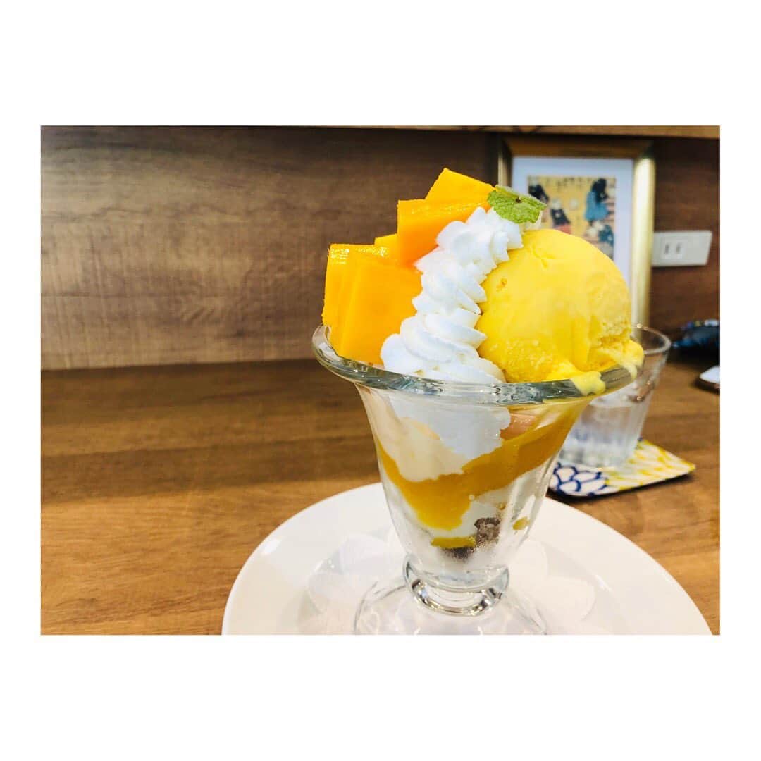 永吉愛さんのインスタグラム写真 - (永吉愛Instagram)「デザートはこれまた初めましてのGreenGrassにて🍨 マンゴーパフェ🥭かき氷🍧をシェア。 今までに食べたことないくらい濃厚で、ぜひ日向に来た時は来て欲しいです!! ものすごく美味でした!!  #宮崎 #日向 #デザート #greengrass #マンゴーパフェ #いちごみるく #かき氷」8月16日 22時08分 - nagayoshiai