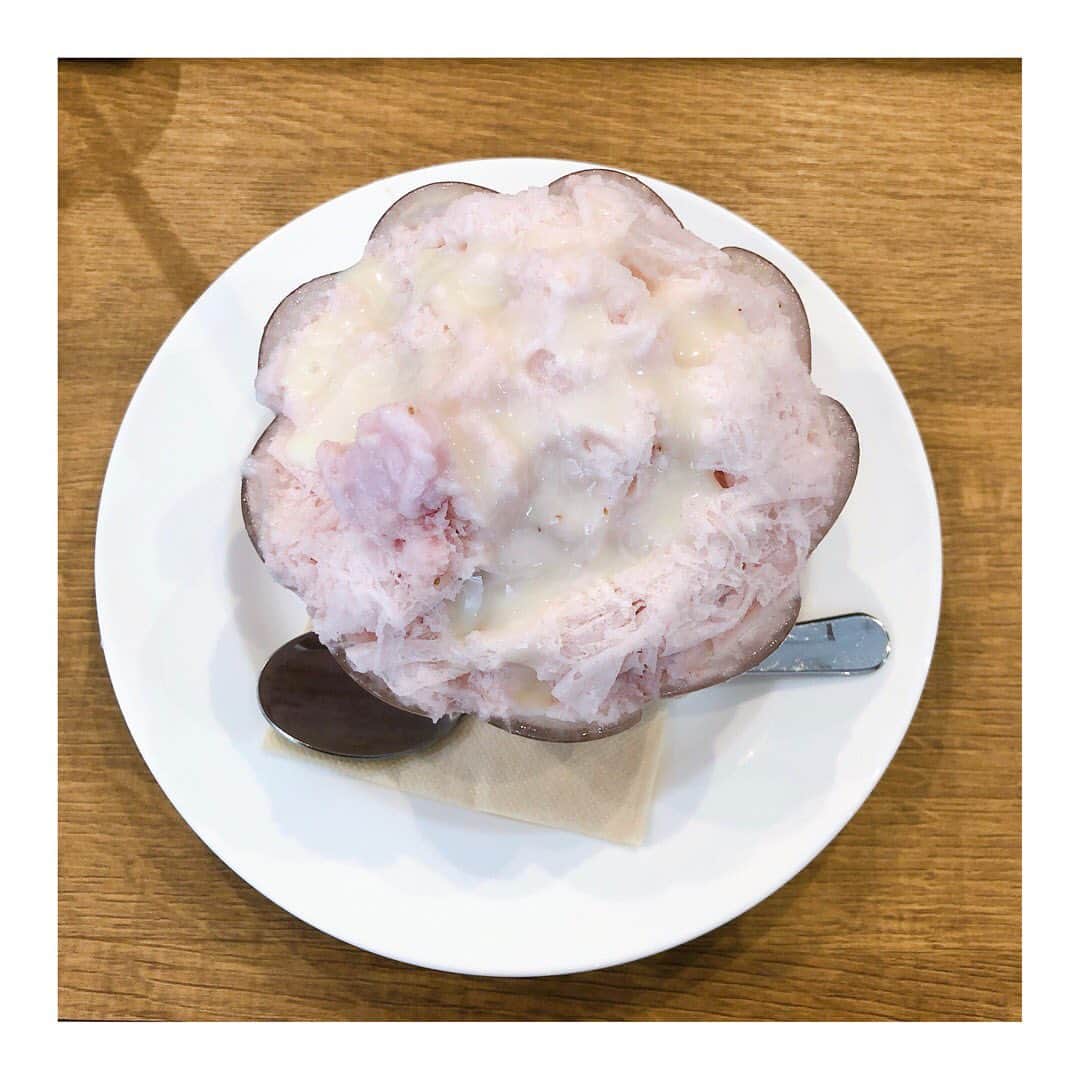 永吉愛さんのインスタグラム写真 - (永吉愛Instagram)「デザートはこれまた初めましてのGreenGrassにて🍨 マンゴーパフェ🥭かき氷🍧をシェア。 今までに食べたことないくらい濃厚で、ぜひ日向に来た時は来て欲しいです!! ものすごく美味でした!!  #宮崎 #日向 #デザート #greengrass #マンゴーパフェ #いちごみるく #かき氷」8月16日 22時08分 - nagayoshiai