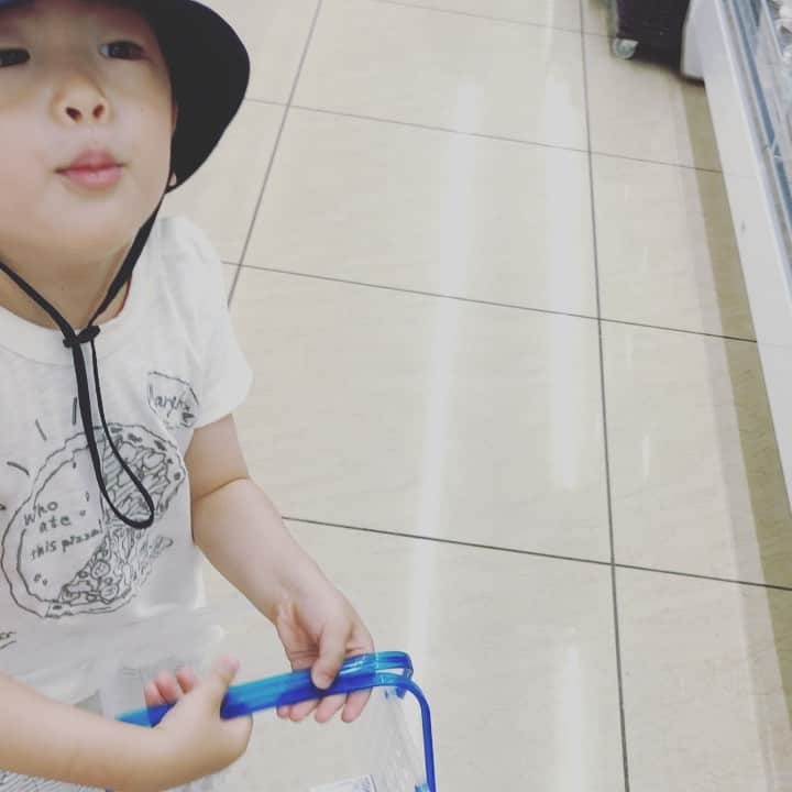 田中涼子のインスタグラム：「夕方公園に行ったら灼熱で☀️﻿ 一瞬で持っていった水筒飲み干して﻿ 近くのコンビニへ﻿ ﻿ お茶にしてって言いたかったけど﻿ その時の2人がなんか愛しくて﻿ どれでもいいよってなっちゃった😊﻿ ﻿  妹の自我がすごい出てきて待ってくれず お兄ちゃんいつも我慢させててごめんね😭  #2歳差兄妹」