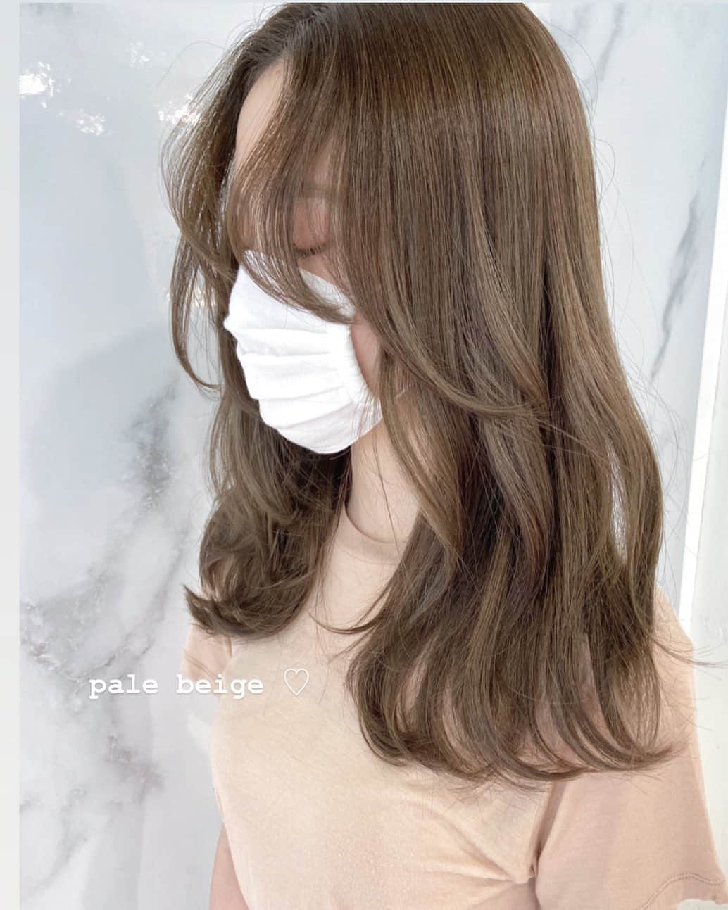佃加菜のインスタグラム：「pale beige ♡🍈 色素が薄くて透ける透明感のある色味♡ . 前髪はポイントでカットしてニュアンスのある柔らかな顔まわりに♡ . とても素敵でした♡ . 媚びない大人可愛い雰囲気に♡」