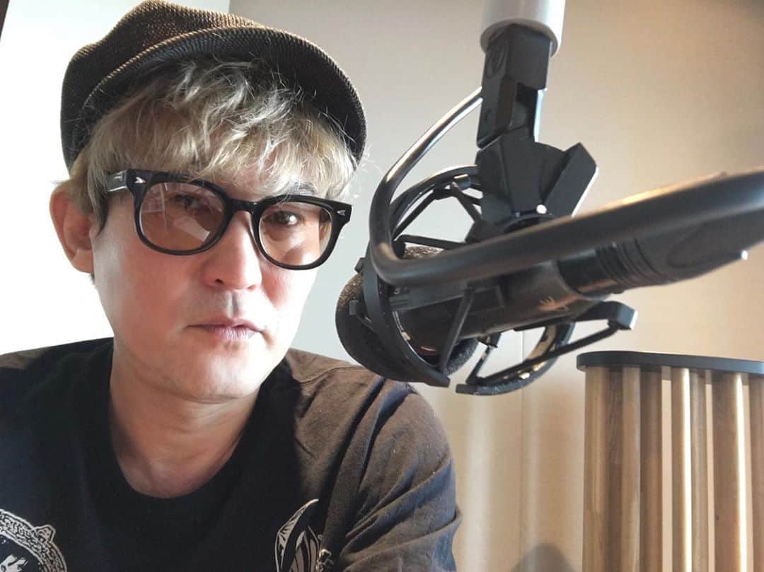 スガシカオのインスタグラム：「‪今日もJ-WAVE聞いていただき、ありがとうございました‬ . ‪カブトムシは死んじゃったけど、トークは盛り上がったねー‬ . ‪#radiko ↓でもう一度視聴できます‬ ‪http://radiko.jp/share/?t=20200816210000&sid=FMJ‬ . ‪来週は事故物件住みます芸人松原タニシさんがやって来ます！‬  ‪PS.ようやく丸ちゃんとLINE交換できました 笑‬」
