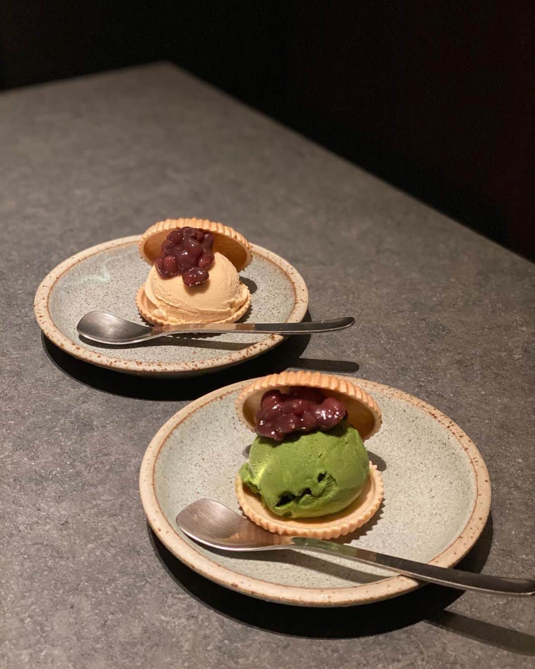 黒田麻理耶さんのインスタグラム写真 - (黒田麻理耶Instagram)「. やっぱり焼肉最高🥺❤️ . 先日、まいまい(@mai_morishita)と 六本木にある「焼肉膳所 龍土町 匠」でディナー👩‍❤️‍👩 . オーダーしたのは「焼肉膳所コース」💁‍♀️ サラダやユッケの前菜に始まり、 牛タン、赤身3種、霜降り2種、ホルモン、 ヒレ肉など…全11品✨ 特に山椒が効いたサーロインは絶品でした🥺 . シメのお食事とデザートは選べるスタイル❣️ 迷いに迷ってそれぞれ冷麺とユッケジャンにしたけど、 ほんと美味しかった〜🤤💓 . また行きたいお店です🙋‍♀️✨ . #焼肉膳所龍土町匠  #六本木  #六本木焼肉 #六本木ディナー  #焼肉ディナー」8月16日 22時20分 - mariya_kuroda