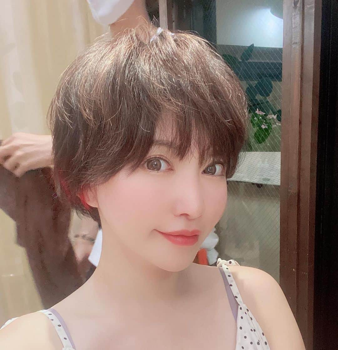 里美ゆりあのインスタグラム：「インナーカラーは赤紫色❤️  分かるかな？✌🏻  #美容院 #カラー #color #夏 #summer #ショートヘア #少年ヘア #気分転換」