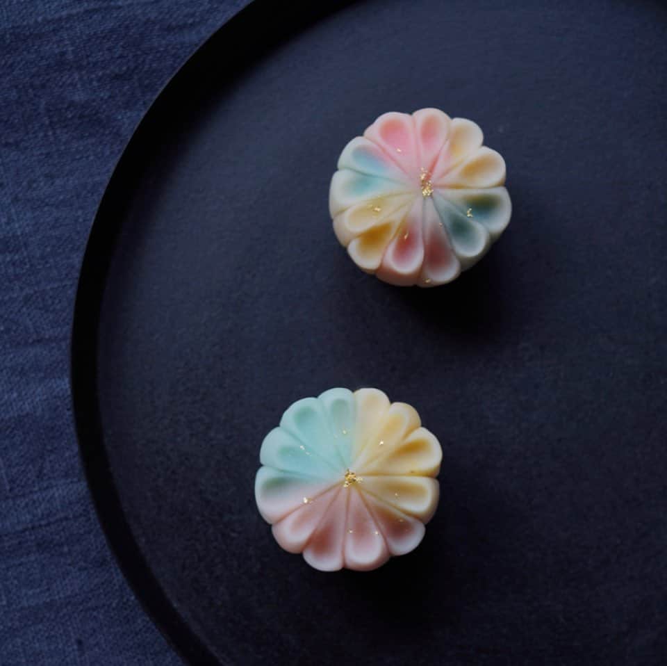 Yuki Fujiwaraさんのインスタグラム写真 Yuki Fujiwarainstagram 今日の和菓子 夏の夢 夜空を華やかに彩る無数の 花火 それはまるで一夏の恋のように 儚く美しい夏の記憶 今年はお祭りも花火もない寂しい夏 なんだかどこかに夏をおき忘れてきたような喪失感