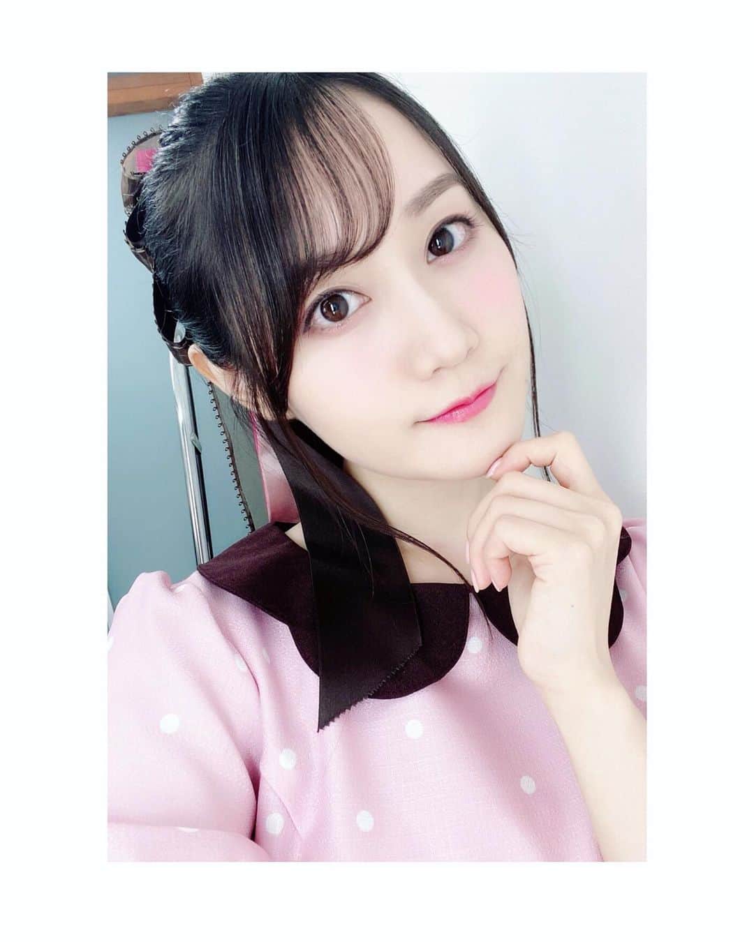 小倉唯さんのインスタグラム写真 - (小倉唯Instagram)「昨日は、衣装に合わせて がっつりピンクメイクでした☺️💓  照明で飛んじゃうので、実は チークとリップはかなり濃いめに 入ってます…！！撮影あるある😯  #makeup  #pink #メイク #ピンクメイク」8月16日 22時13分 - yui_ogura_official