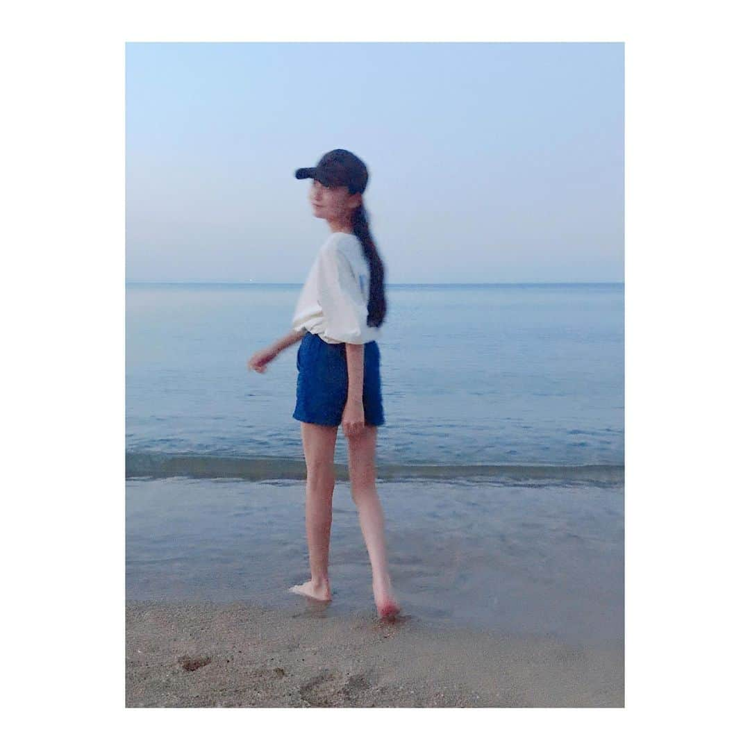 山本紗衣さんのインスタグラム写真 - (山本紗衣Instagram)「🏖  太陽が沈んでから海まで行ってきたよ🐚 ・ ・ ・ #海 #beach #夏 #summer #夕暮れ #水遊び #足だけ海水浴 #ひたひた #ピンボケ #夏休み #お盆最終日」8月16日 22時13分 - sai_ymmt