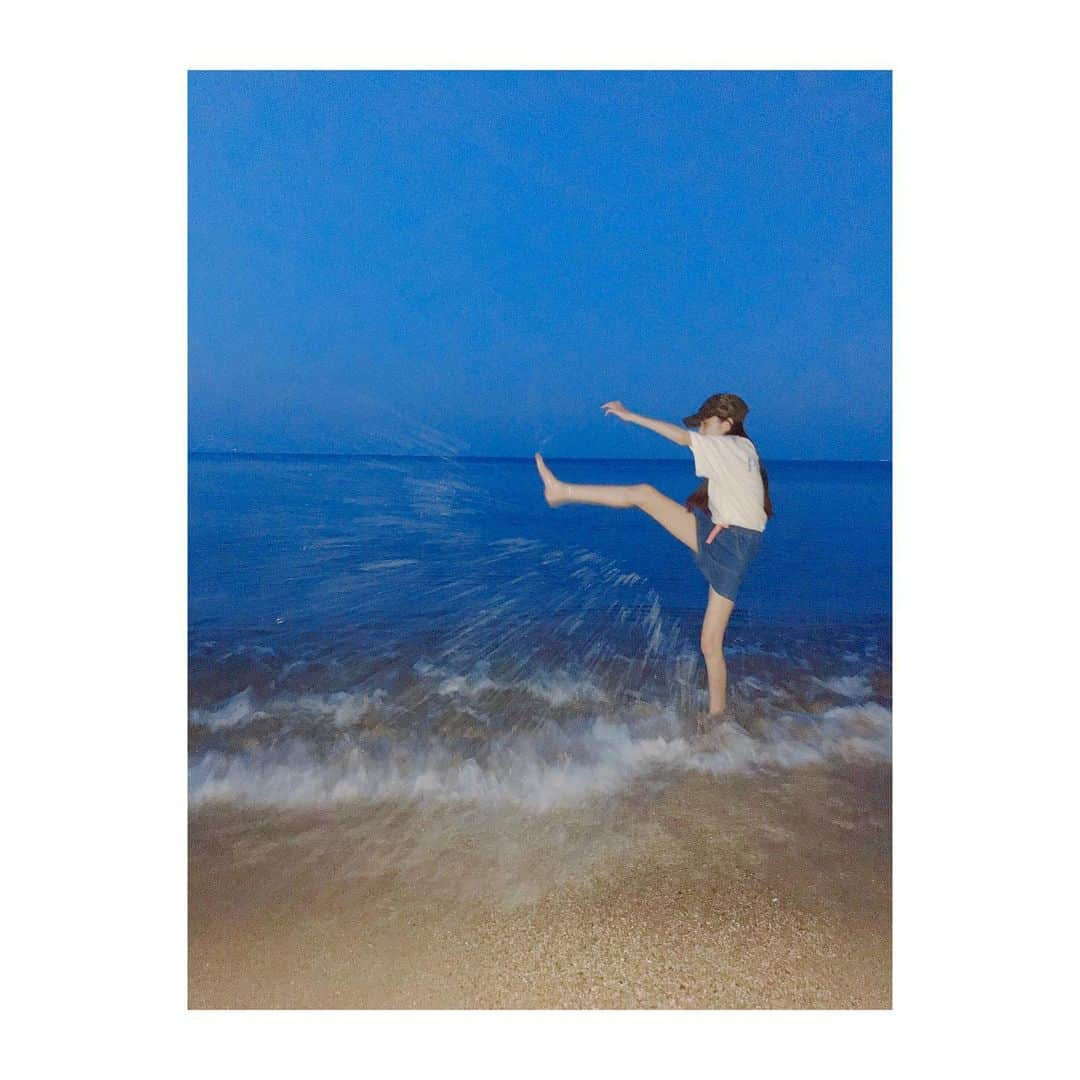 山本紗衣さんのインスタグラム写真 - (山本紗衣Instagram)「🏖  太陽が沈んでから海まで行ってきたよ🐚 ・ ・ ・ #海 #beach #夏 #summer #夕暮れ #水遊び #足だけ海水浴 #ひたひた #ピンボケ #夏休み #お盆最終日」8月16日 22時13分 - sai_ymmt