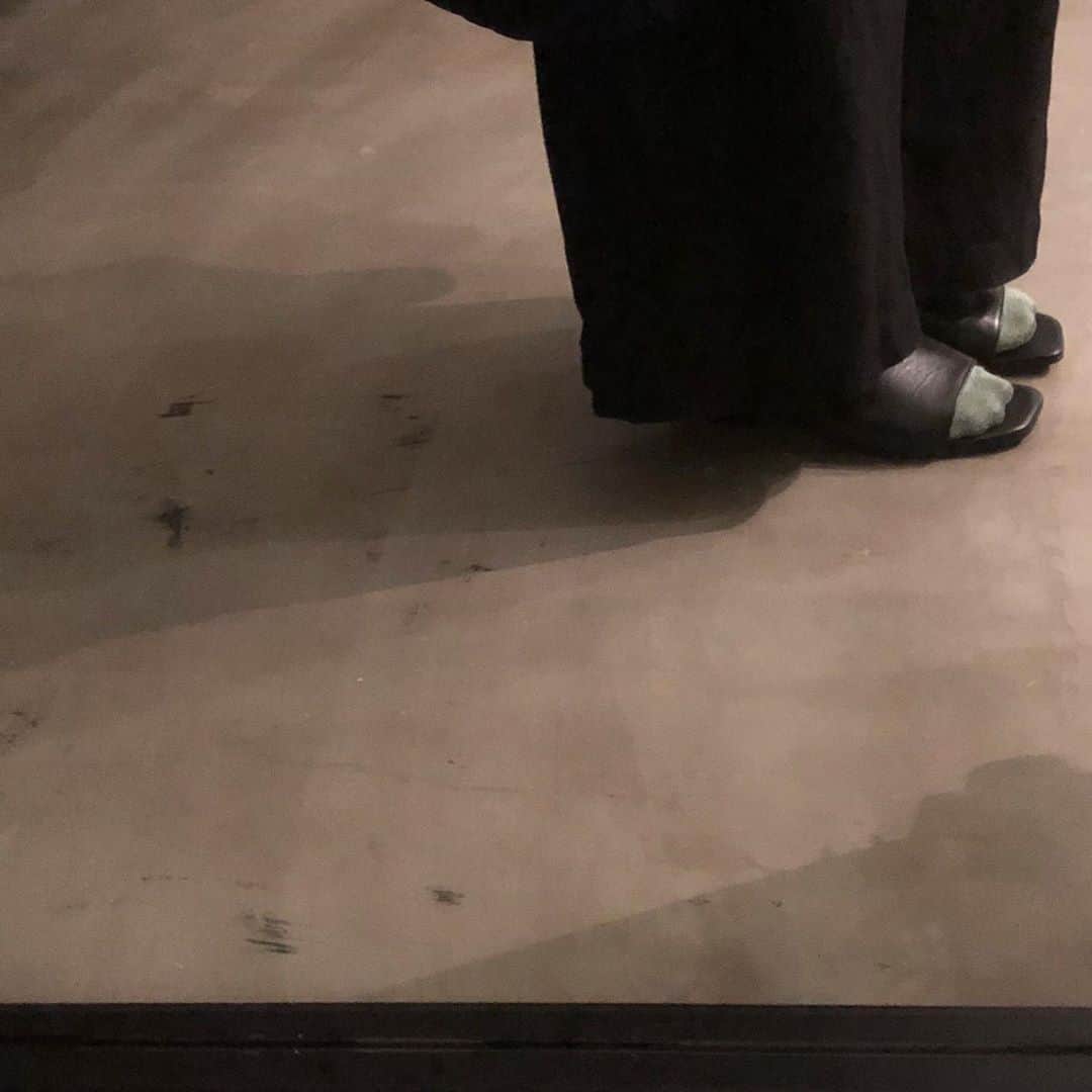 Enseさんのインスタグラム写真 - (EnseInstagram)「サンダルの時、 どうしても履きたくなる靴下。  お気に入りの色を ちょっとだけ覗かせてみる。  それだけで、 気分が少し明るくなって嬉しくなります。 @hakne.me さんの リネン素材の靴下、 このお色が本当にキレイなお色。  #Enśe #Ense #Ensejewelry #ensebridal #k18 #ダイヤモンド #バッグ #京都 #三条#柳馬場通#奈良#ならまち#サンダル#靴下#delmonaco #hakne」8月16日 22時15分 - ense.jp