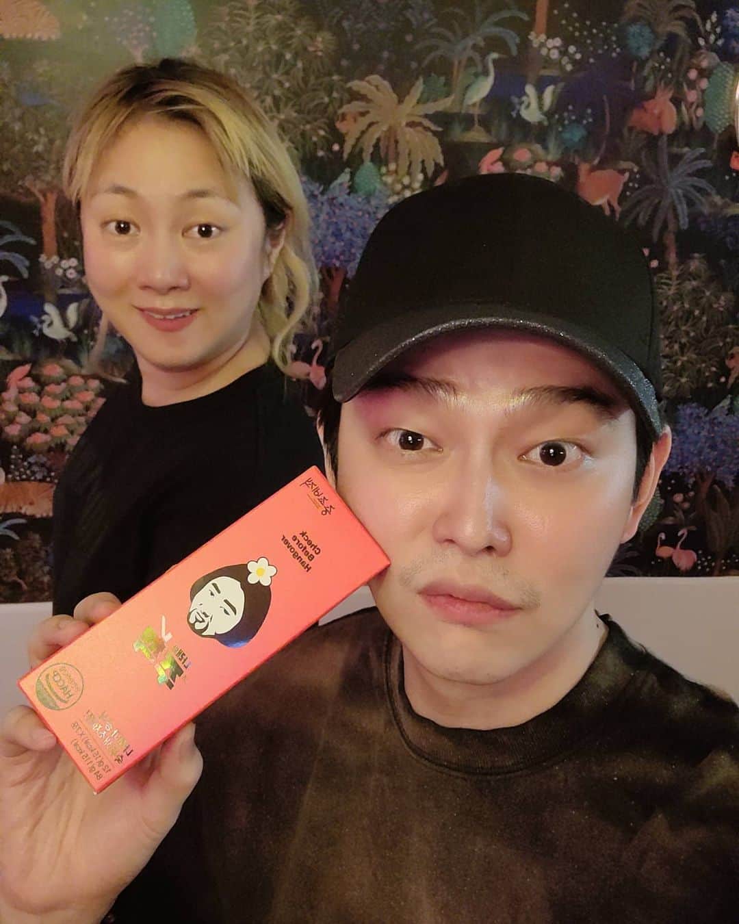 ユン・ギュンサンのインスタグラム：「#박나래 #윤균상 술한잔후 숙취없는 감동실화ㅜㅜ 어휴~주첵이야 #주첵  . . 나래바는 지극히 개인적인 공간이며 소독방역에 철저합니다.  #지금아님  #전에찍은사진 #걱정마셔요」