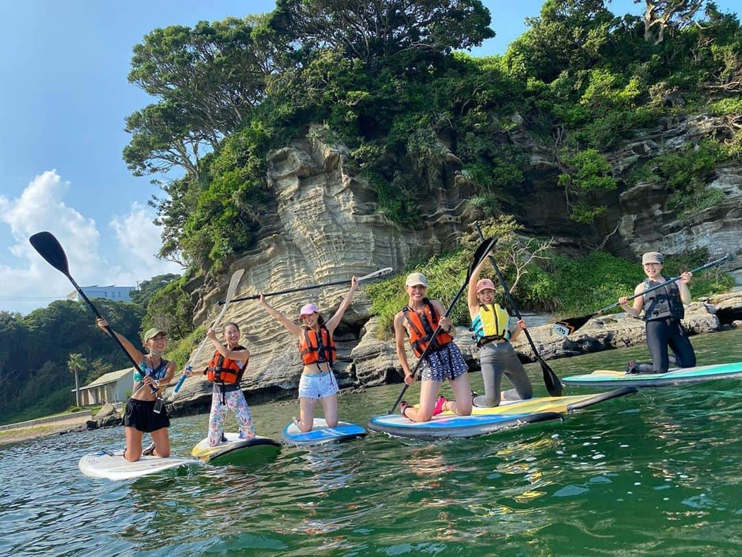 高松いくさんのインスタグラム写真 - (高松いくInstagram)「本日午後のお客様 女子SUP❗️😆✨ 最初はせーーーので 座りっぱなしで漕いでも バラっバラの方向へ進み どうなることかと本気の絶望と(失礼) やりがいが入り混じってました🤣www 最後には全員立って帰ってこれました☺️ 泣ける😭大人も子供も チャレンジして 「出来た！」って嬉しいよね😂❤️  この2日間アップしたい写真があり過ぎて💦  ストーリーばっかりあげてましたが  今日今年の三崎のSupツアー @chill_padyoga ともちゃんが 最終日でした。  ともちゃんは2年目から一緒に歩んでくれた仲間で、 ツアーはもちろん 細やかな業務サポートにも 感謝の気持ちでいっぱいです！！ ともちゃんならではの視点や伝え方いろんな仕事をしていて 全然違う仕事もお互いしてるからこそ面白い👍  まだまだこれからいろいろな場所で ともちゃんの素敵なエッセンスが加わるツアーが出来るよう 開拓し続けまたお声をかけさせて欲しい❗️ そう心から思ってるよ☺️  とりあえず❗️ 三崎Supお疲れ様でした❗ ありがとう️🌺  三崎Supツアーは  22日(土) with @isshi_kayoko  午前:満員御礼 午後［13:30-15:30〕残り6名  29日(土) with @saegoeson  午前:満員御礼 午後:満員御礼  です。  子供達の写真も動画も早くアップしたい(*´ｪ｀*)❤️  あっっっ というまの土日でした☺️🍵  #sup #supyoga #yoga #cruising  #jungle #junglecruise #misakiguchi #keikyu」8月16日 22時16分 - iku_takamatsu_trip_sup_yoga