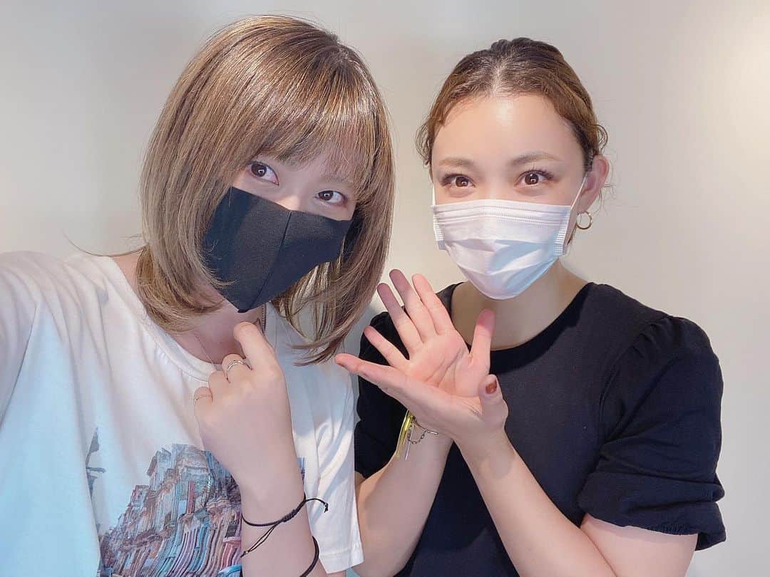 のインスタグラム：「昨日なんですが、 またいつものVAN COUNCILの森田さんに髪を綺麗にして頂きました！ いつもありがとうございます(๑⃙⃘ˊ꒳​ˋ๑⃙)  今回ハイライト多めでお色味はグレーとベージュとほんの少しピンクが入ってるそうです(♡¨̮)  #ATY #夕香里 #VANCOUNCIL」
