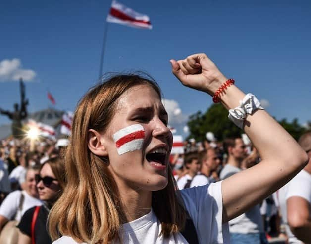 AFP通信さんのインスタグラム写真 - (AFP通信Instagram)「AFP Photo 📷 @sergeigapon - A woman Belarus opposition supporter with a drawing of a former white-red-white flag of Belarus used in opposition to the government punches the air during a demonstration in central Minsk on August 16, 2020. The Belarusian strongman, who has ruled his ex-Soviet country with an iron grip since 1994, is under increasing pressure from the streets and abroad over his claim to have won re-election on August 9, with 80 percent of the vote. #belarus #minsk」8月16日 22時21分 - afpphoto