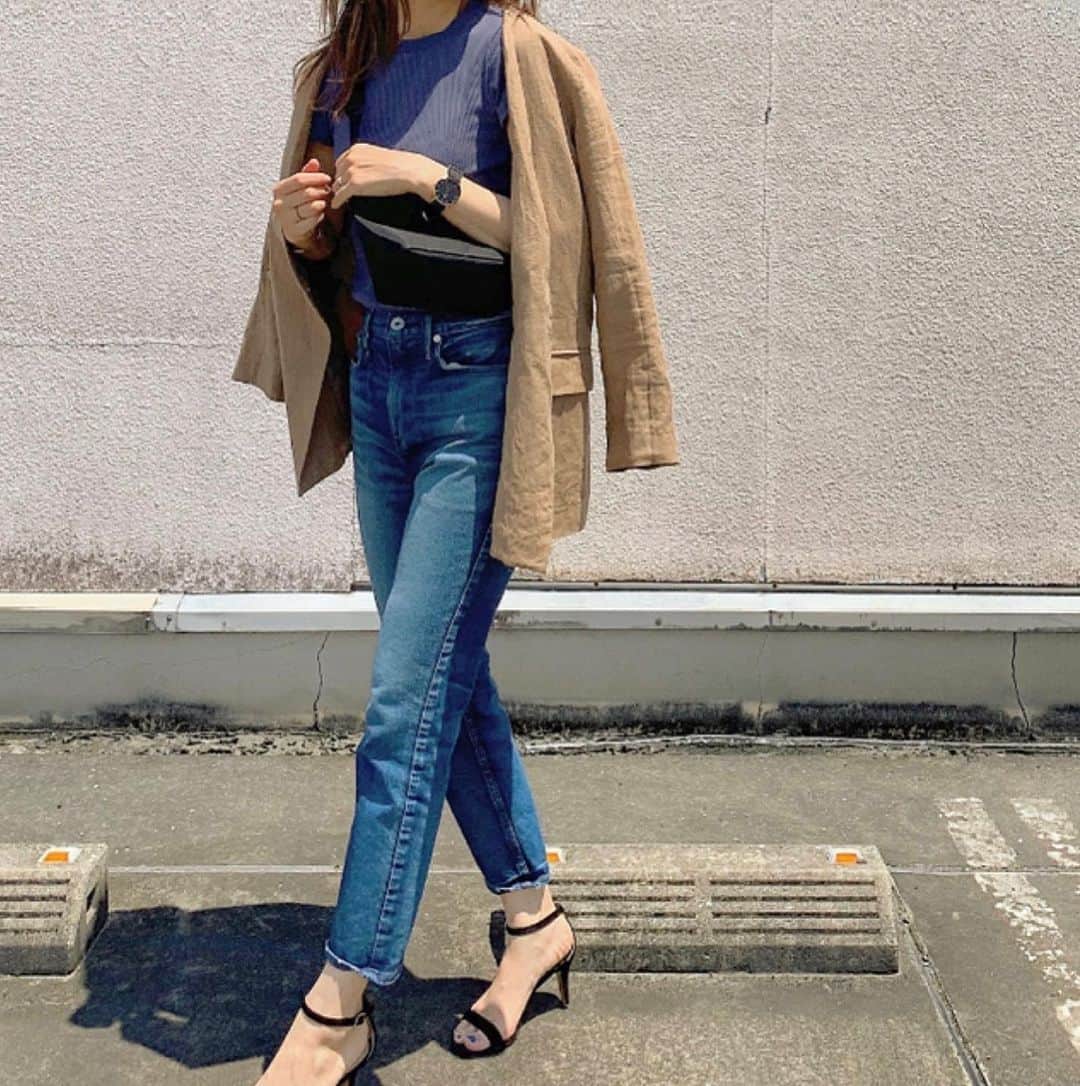 のインスタグラム：「#coordinate  昨日 小一時間外で仕事したら その後頭がずっとグァングァン… 割れるかと思った 熱中症ではないかもだけど 今日もなんだかだるさが残ってて 猛暑の外はほんまに危険⚠︎ みなさんも気をつけて⚠︎ ・ ・ #ootd #ootd_kob #locari #fashion #fashiongram #ponte_fashion #isuta #大人カジュアル #uniqlo #リブｔシャツ #upperhights #デニム #デニムコーデ #デニム好き #リネンジャケット #n_official #ストラップサンダル #nebulonie #ネブローニ #dw #danielwellington # #vsco #vscam」