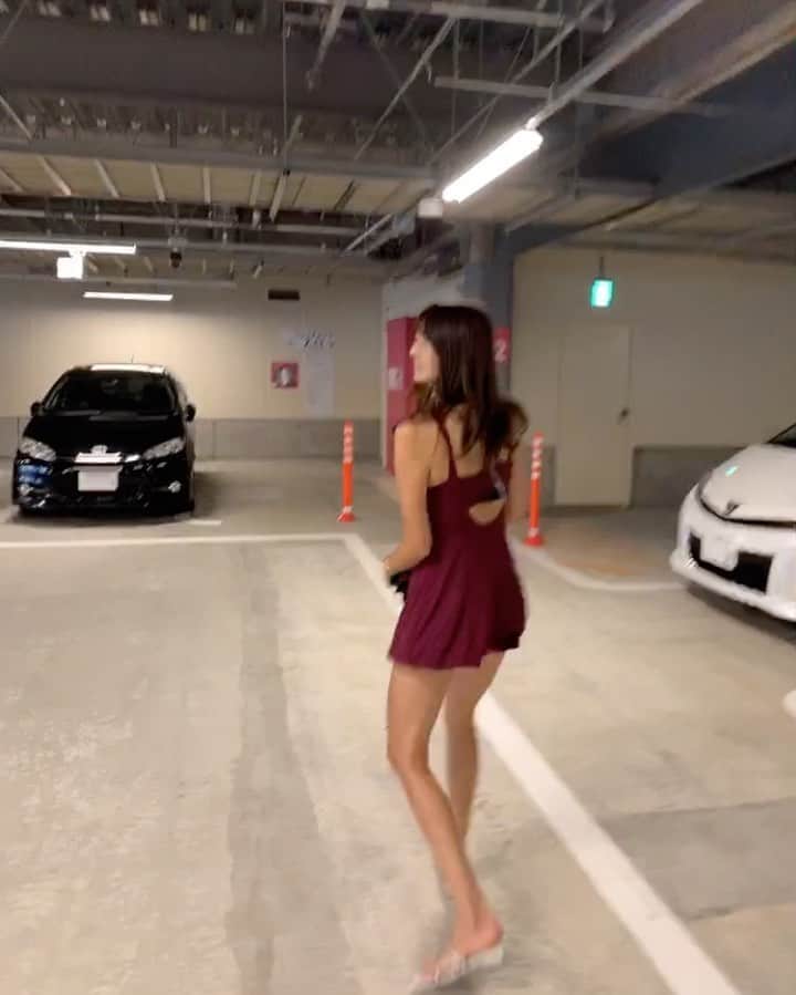 のインスタグラム：「駐車場シリーズ . ペーパーだから助手席のプロなんだけど やっぱ外出ると1番きもちいし開放感たくさんで幸せ〜♡ . . #2020 #ドライブ #ポルシェ #ボクスター #納車 #オレンジ #new #car #porsche #718boxster #summer #orange #drive」