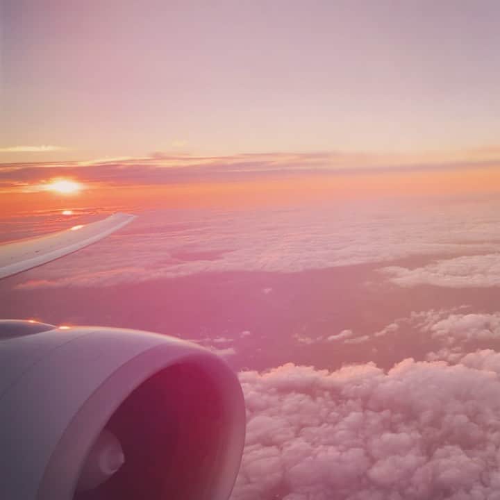 サイモンとマルティナのインスタグラム：「Hello everyone, sorry if we’ve worried you for so long. We’ve made some big decisions over the past few months...and we’ll, we’ve actually moved back to Canada. Check out our YouTube channel for the update video!」