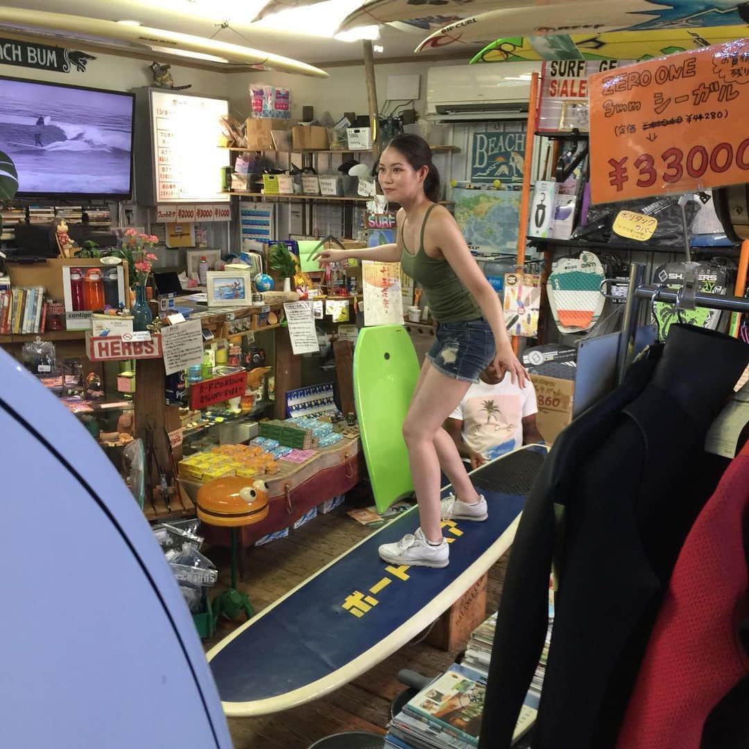 大塚莉奈のインスタグラム：「この時から約2年くらい経つのかぁ… 思うように上手くなれないけれど、頑張る^ - ^  #サーフィン #サーフガール #サーフィン女子 #ınstagood」