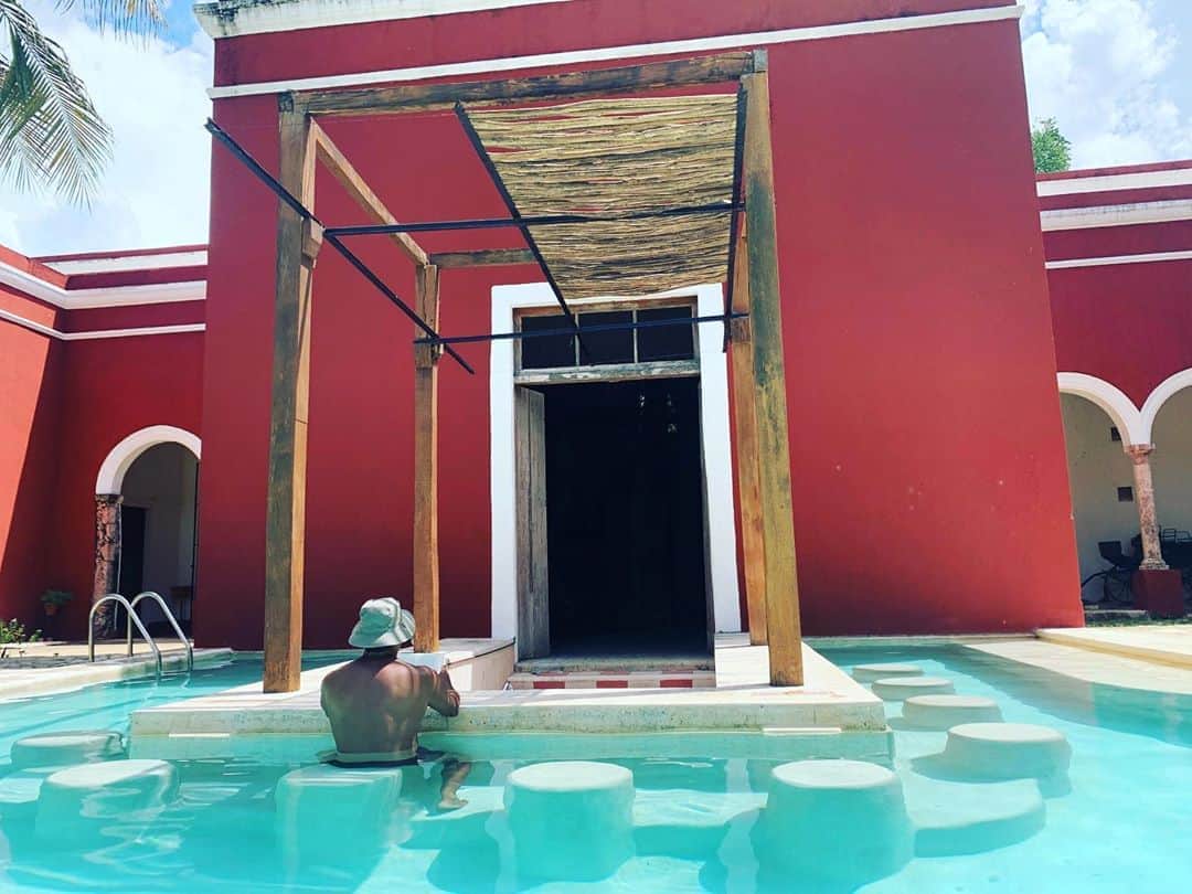 トームさんのインスタグラム写真 - (トームInstagram)「The swim up bar is closed due to covid-19 instructions ( no alcohol in the #Yucatán ) but whilst the hotel is empty it doubles as the perfect reading spot for #LettingGo ‘The Path To Surrender’ by @david_r._hawkins #haciendatemozon #mexico」8月16日 22時46分 - tomenyc