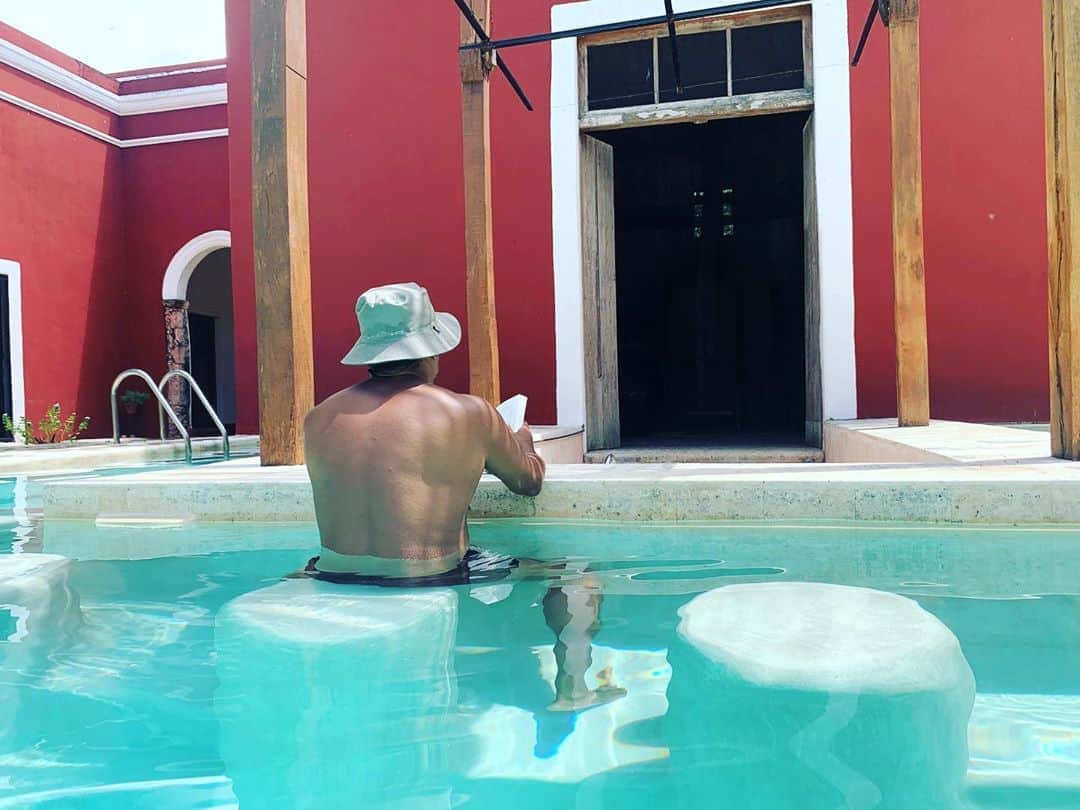 トームさんのインスタグラム写真 - (トームInstagram)「The swim up bar is closed due to covid-19 instructions ( no alcohol in the #Yucatán ) but whilst the hotel is empty it doubles as the perfect reading spot for #LettingGo ‘The Path To Surrender’ by @david_r._hawkins #haciendatemozon #mexico」8月16日 22時46分 - tomenyc