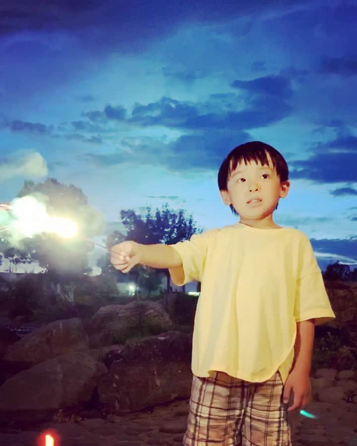 SHOGのインスタグラム：「はじめての手持ち花火☺︎ どっかーん、どっかーん！ 来年は大きいのみれるといいね☺︎☺︎☺ * #たれまゆちゃん#花火 #男の子#キッズ#息子#5歳#7月生まれ」