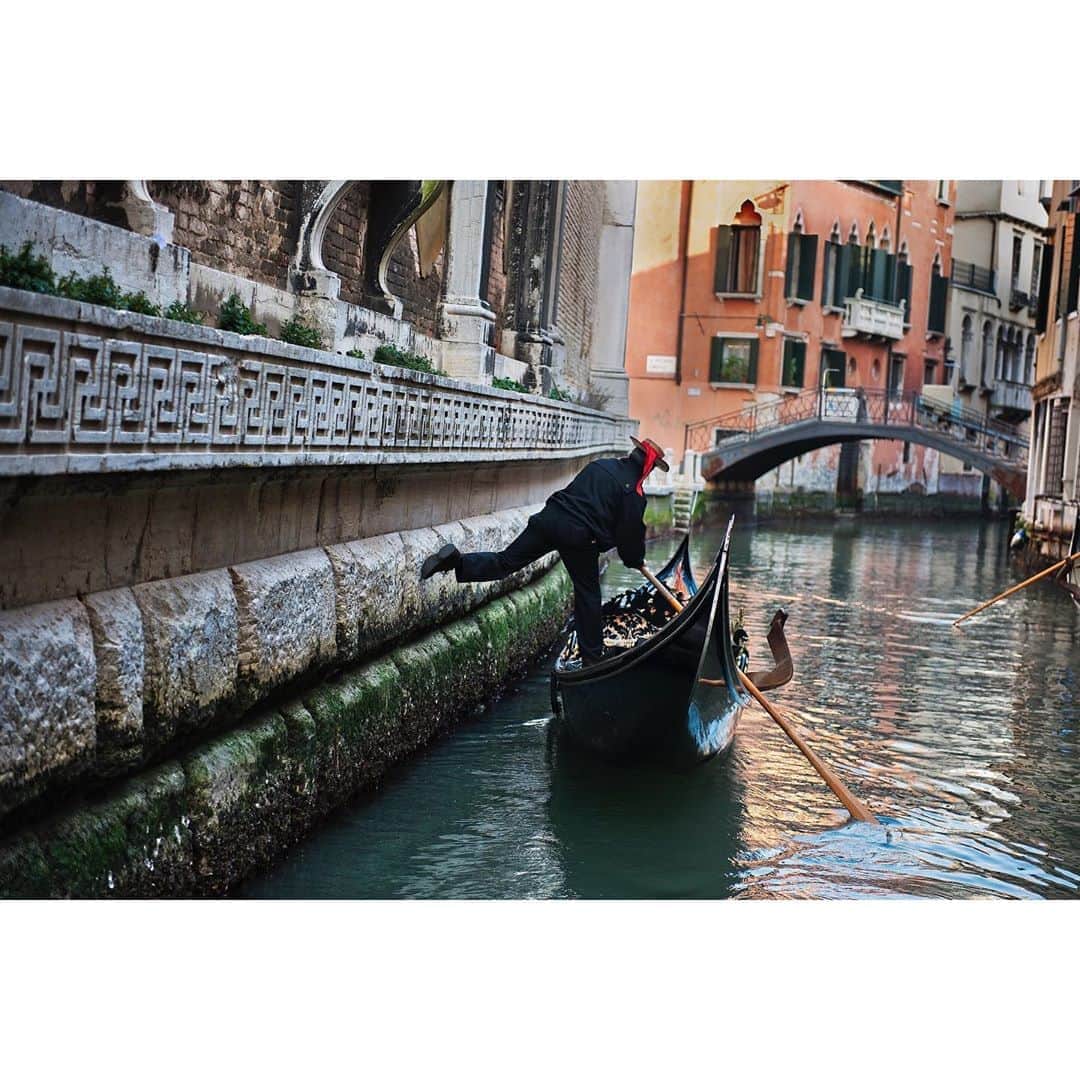 スティーブ・マカリーさんのインスタグラム写真 - (スティーブ・マカリーInstagram)「Gondolier, #Venice, #Italy, 2011.  #SteveMcCurry #SteveMcCurryItaly」8月16日 22時49分 - stevemccurryofficial