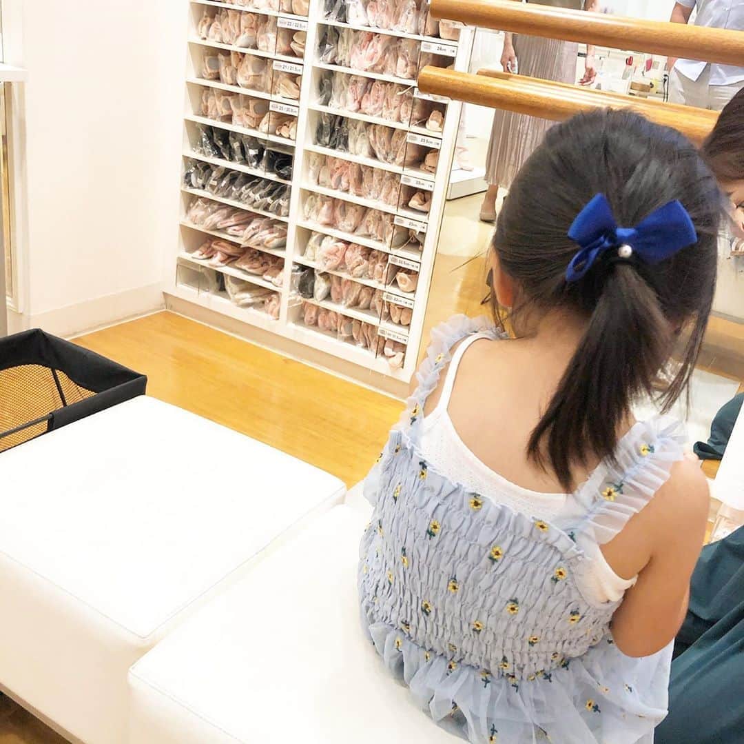秋定麻紀子さんのインスタグラム写真 - (秋定麻紀子Instagram)「生まれて初めてのバレエシューズを履く娘を見てじーんとした休日。 自分と同じ姿。 同じ道。 だけど自由にね。 ただ自然とやりたいと思ってくれた事だけでママは最高に幸せをもらいました。 ありがとう。 #classicballet  #クラシックバレエ  #🩰 @chacott_jp」8月16日 13時55分 - makiakisada