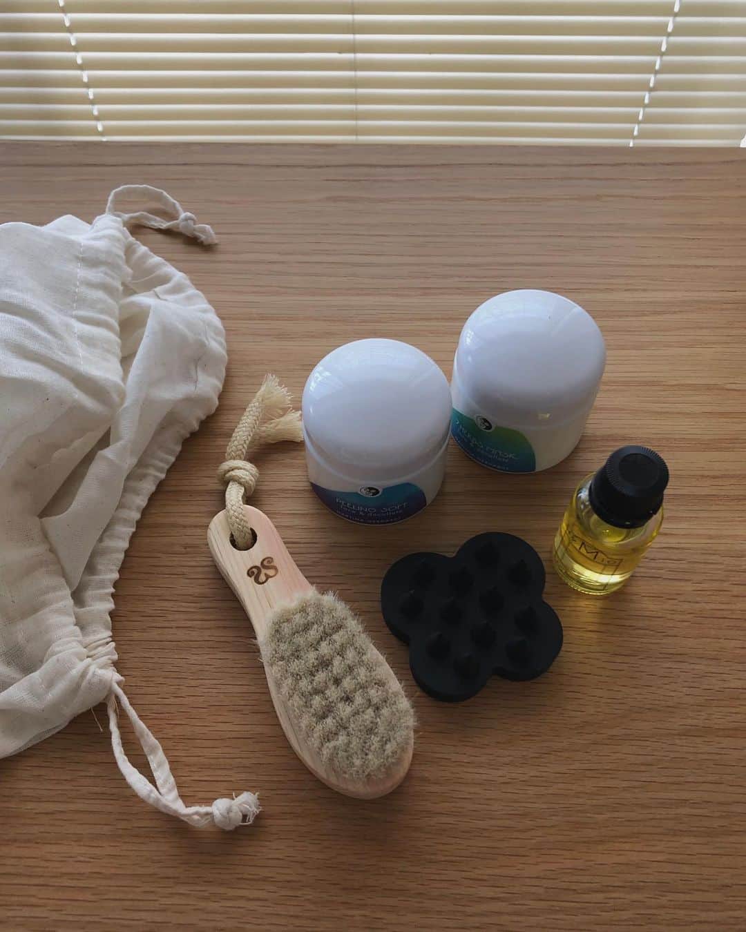 _shioriogawa_のインスタグラム：「結構前に買って袋から開けてなかった物たち (買って満足しがち😇👐🏻) ㅤㅤㅤㅤㅤㅤㅤㅤㅤㅤㅤㅤㅤ ㅤㅤㅤㅤㅤㅤㅤㅤㅤㅤㅤㅤㅤ #スキンケア #スキンケア用品 #uka #スカルプブラシケンザン #MARTINA #ハーブマスク #ピーリング #reMio #アルガンオイル #soaptpia #ソープトピアフェイスブラシ #コスメキッチン #コスキチ」