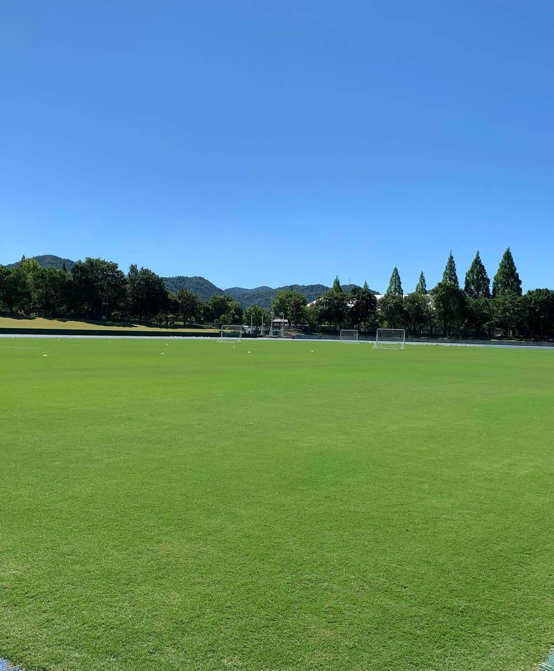 森崎浩司さんのインスタグラム写真 - (森崎浩司Instagram)「久しぶりに東広島運動公園でサッカーイベントが開催され、子供達と保護者の方々、サンフレッチェスクールコーチの皆さんと参加してきました⚽️  久々にこうしてイベントに参加できたことがよかったなぁって思います⚽️😌  コロナの影響で子供達がなかなか遊べる場がない中、夏休みの良い出に今日がなってくれたら嬉しいな☺️  #sanfrecce #東広島運動公園 #ファミリーサッカー教室 #夏休み #リニューアルオープン」8月16日 13時58分 - koji.morisaki77