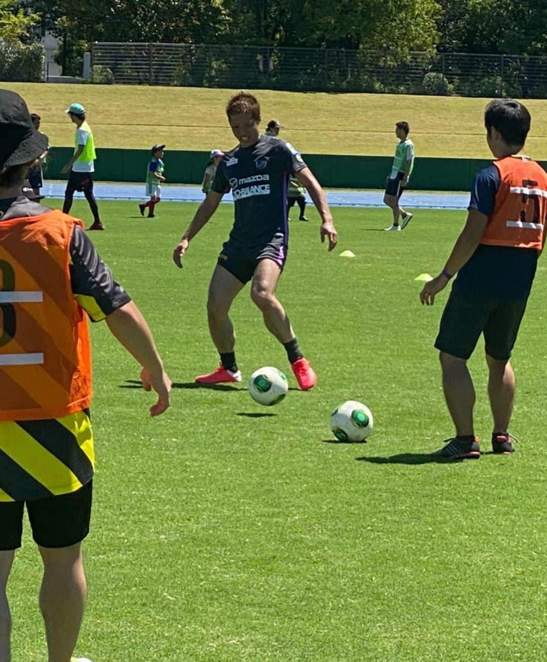 森崎浩司さんのインスタグラム写真 - (森崎浩司Instagram)「久しぶりに東広島運動公園でサッカーイベントが開催され、子供達と保護者の方々、サンフレッチェスクールコーチの皆さんと参加してきました⚽️  久々にこうしてイベントに参加できたことがよかったなぁって思います⚽️😌  コロナの影響で子供達がなかなか遊べる場がない中、夏休みの良い出に今日がなってくれたら嬉しいな☺️  #sanfrecce #東広島運動公園 #ファミリーサッカー教室 #夏休み #リニューアルオープン」8月16日 13時58分 - koji.morisaki77