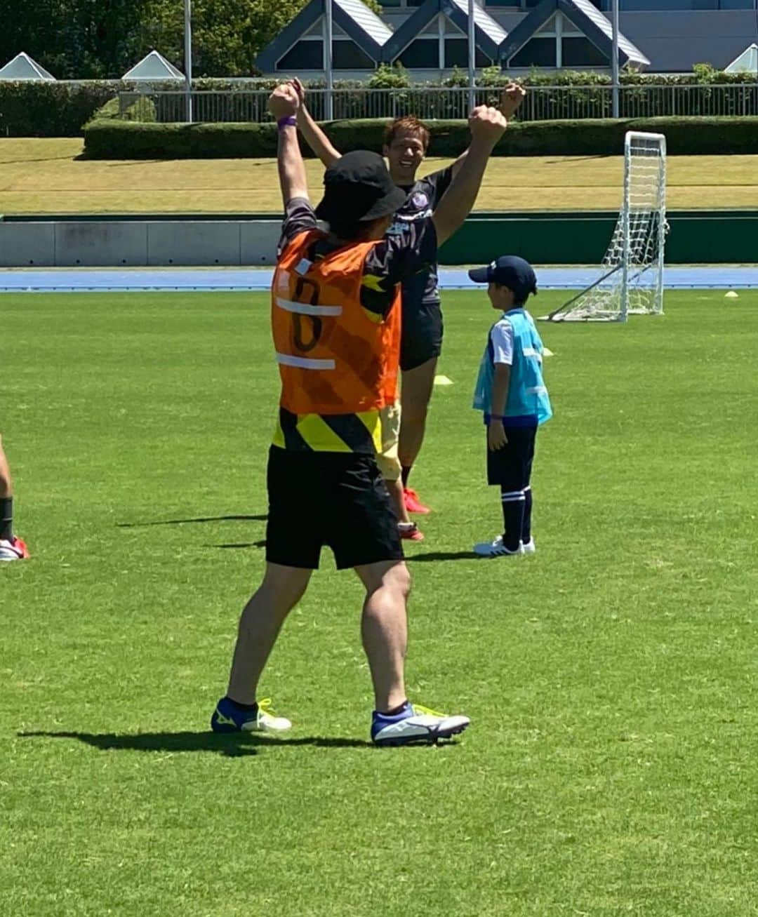 森崎浩司さんのインスタグラム写真 - (森崎浩司Instagram)「久しぶりに東広島運動公園でサッカーイベントが開催され、子供達と保護者の方々、サンフレッチェスクールコーチの皆さんと参加してきました⚽️  久々にこうしてイベントに参加できたことがよかったなぁって思います⚽️😌  コロナの影響で子供達がなかなか遊べる場がない中、夏休みの良い出に今日がなってくれたら嬉しいな☺️  #sanfrecce #東広島運動公園 #ファミリーサッカー教室 #夏休み #リニューアルオープン」8月16日 13時58分 - koji.morisaki77