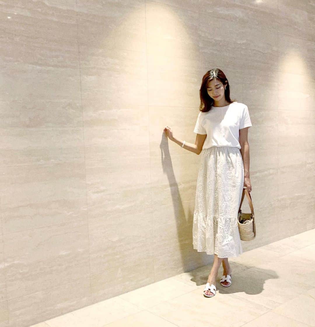 のインスタグラム：「#whitecode ☺︎♡﻿ ﻿ ﻿ tops・・#LOEWE﻿ skirt・・#GU﻿ sandals・・#HERMES﻿ bag・・#LOEWE﻿ ﻿ ﻿ ﻿ ﻿ ﻿ GUのスカート、セールで380円になっててびっくり😳😳﻿ ﻿ ﻿ ﻿ ﻿ #coordinate#outfit#whitecode #私服#私服コーディネート#コーディネート#白コーデ#오오티디#데일리룩#패션스타그램#로에베#에르메스」