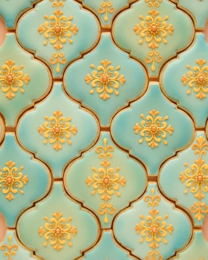 KUNIKAのインスタグラム：「These tile cookies are made in the image of the color of Marrakech 🐫🌿💎﻿ 　﻿ マラケシュにいる気分で模様を描き加えました。﻿ 好きな色🤍﻿ ﻿ #artofkunika」