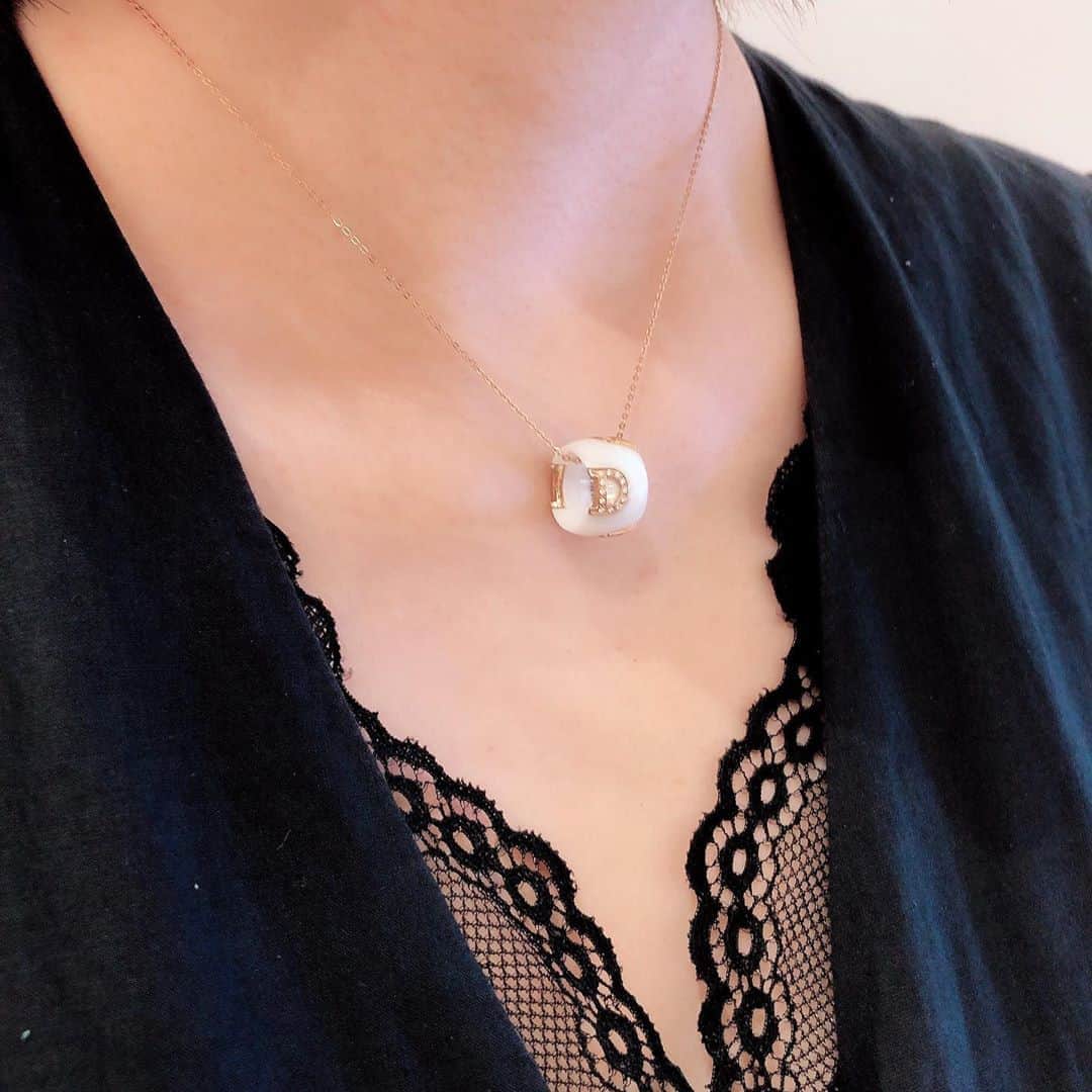 bijouxthreecさんのインスタグラム写真 - (bijouxthreecInstagram)「【DAMIANI】 ふっくらとボリュームのあるセラミックに、Dのロゴを飾った人気コレクション「ディーアイコン」✨エレガントなカラーリングは、大人ならではのチャーミングな遊び心を演出します😍  #damiani #damianidicon  #dicon  #ダミアーニ #dアイコン #jwellery  #ネックレス #necklace #ペンダント #pendant #ビジュースリーク #bijouxthreec #新潟 #古町 #クラッシュアンドカンパニー」8月16日 14時12分 - bijouxthreec