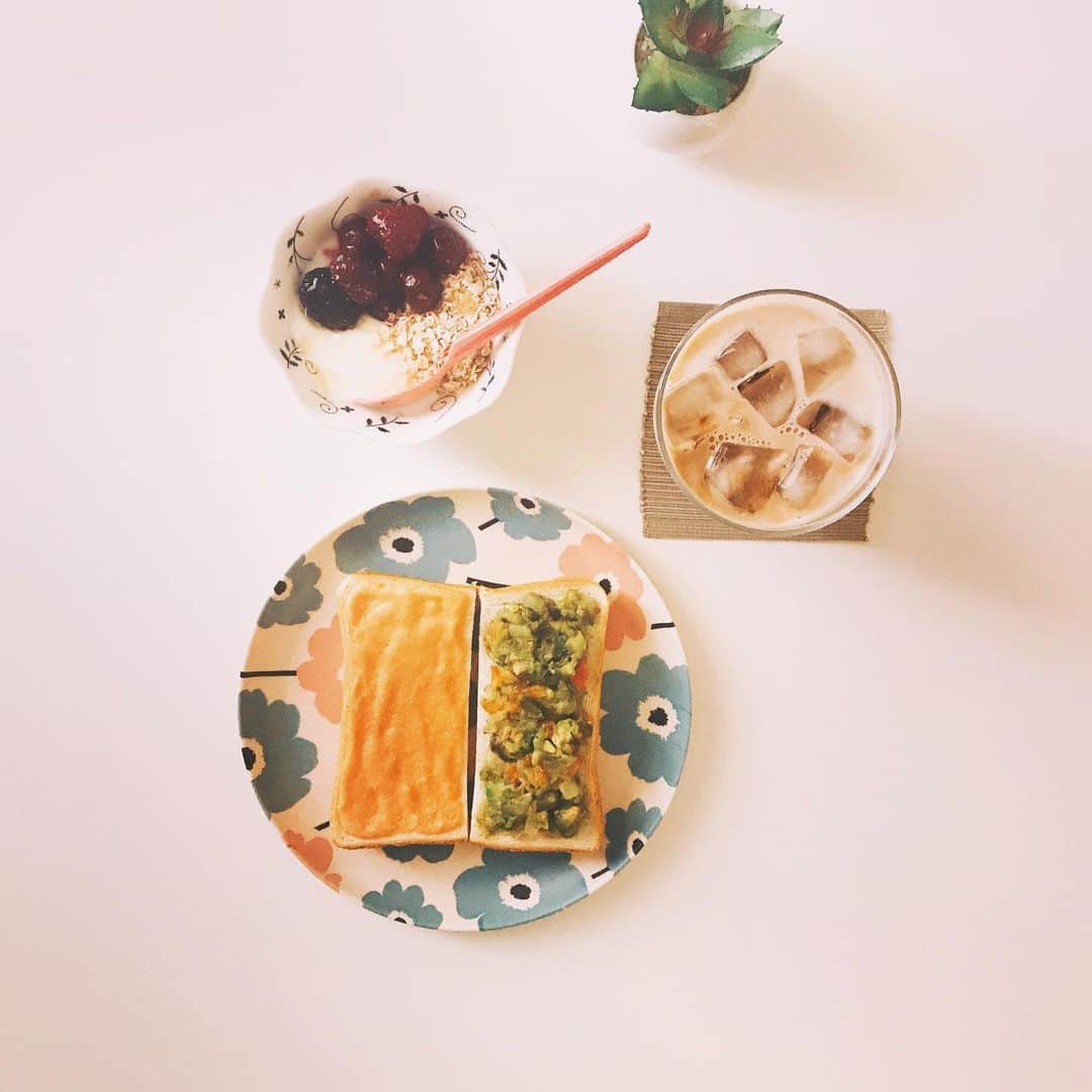 森由月さんのインスタグラム写真 - (森由月Instagram)「・ 今日の朝ごはん。 *アボカド+トマト+玉ねぎ+にんにく+タバスコのワカモレトースト *明太マヨトースト *ヨーグルト+オートミール+ミックスベリー+蜂蜜 *アイスカフェオレ ・ 辛いもの苦手なのに、暑さのおかげでスパイシーなものが食べたくて、ワカモレはタバスコ多めで🌶 業務スーパーの冷凍ほぐし明太子はサッと使えて便利なのでちょうおすすめ🌟 ＊ ＊ ＊ #おうちごはん #朝ごパン #朝食 #モーニング #おうちモーニング #トースト #トーストアレンジ #アイスカフェオレ #オートミールヨーグルト #おうちカフェ #2色トースト #クッキングラム #丁寧な暮らし #フーディーテーブル #あさごはん記録 #食パン好きな人と繋がりたい #トーストレシピ #明太マヨトースト #ワカモレトースト  #morning #breakfast #toast #cafeaulait #foodstagram #tasty #yummy #oatmealyogurt #instafood #foodie #flatlayout」8月16日 14時13分 - mori_yutsuki